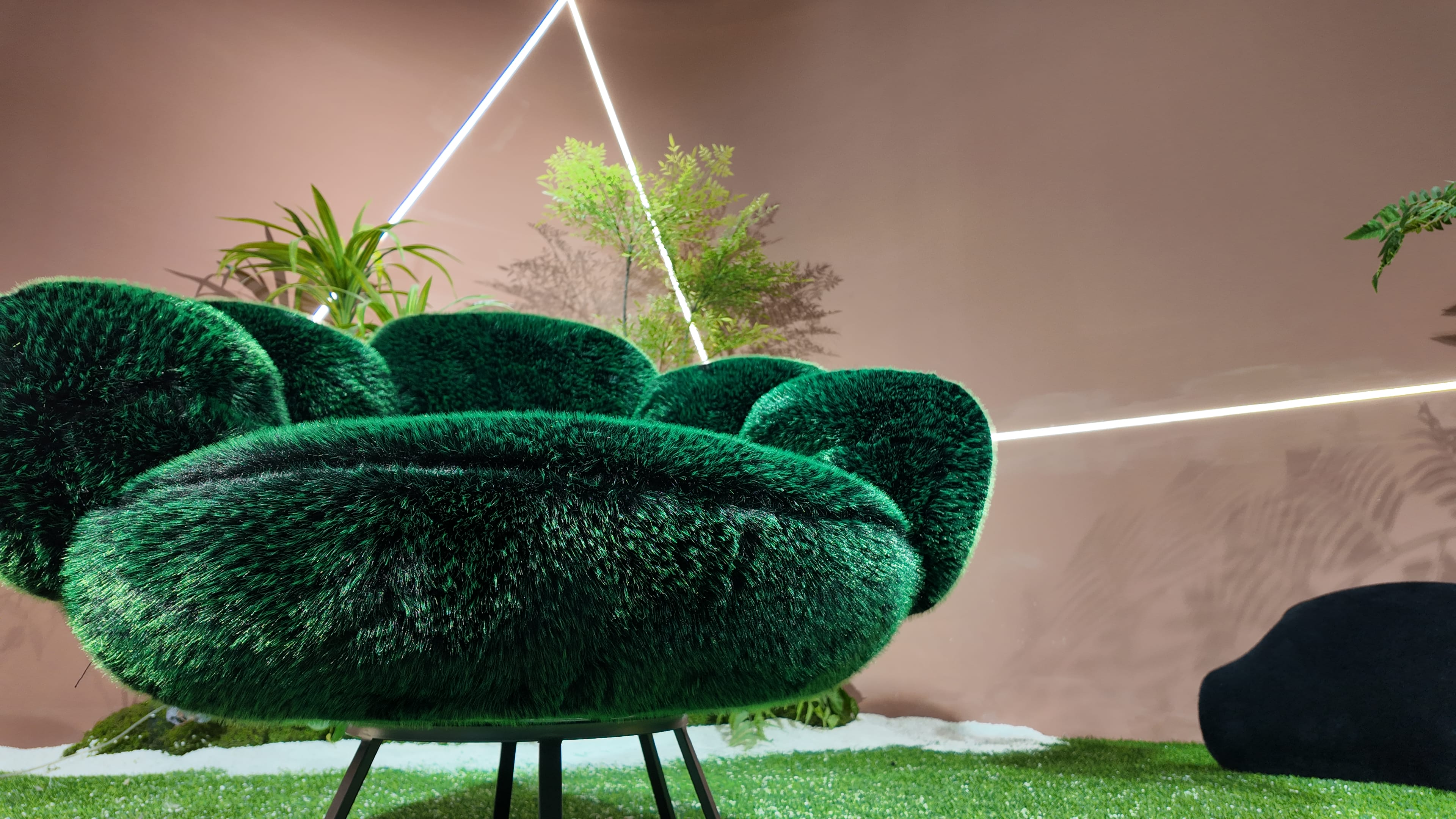 Fauteuil pivotant en fausse fourrure verte à dossier festonné – Bear Paw