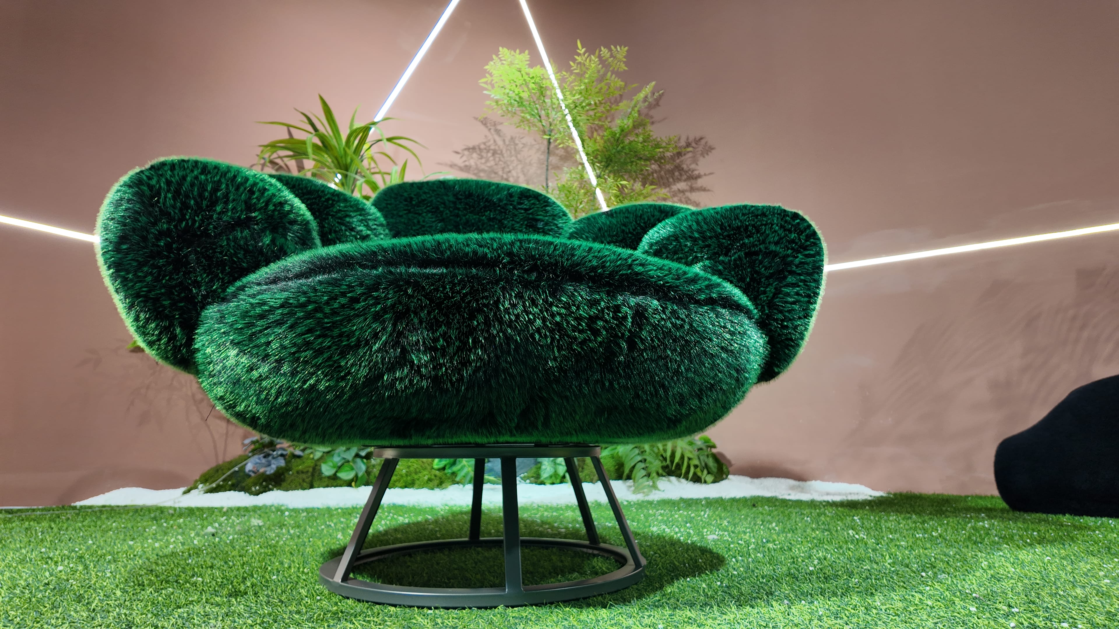 Fauteuil pivotant en fausse fourrure verte à dossier festonné – Bear Paw