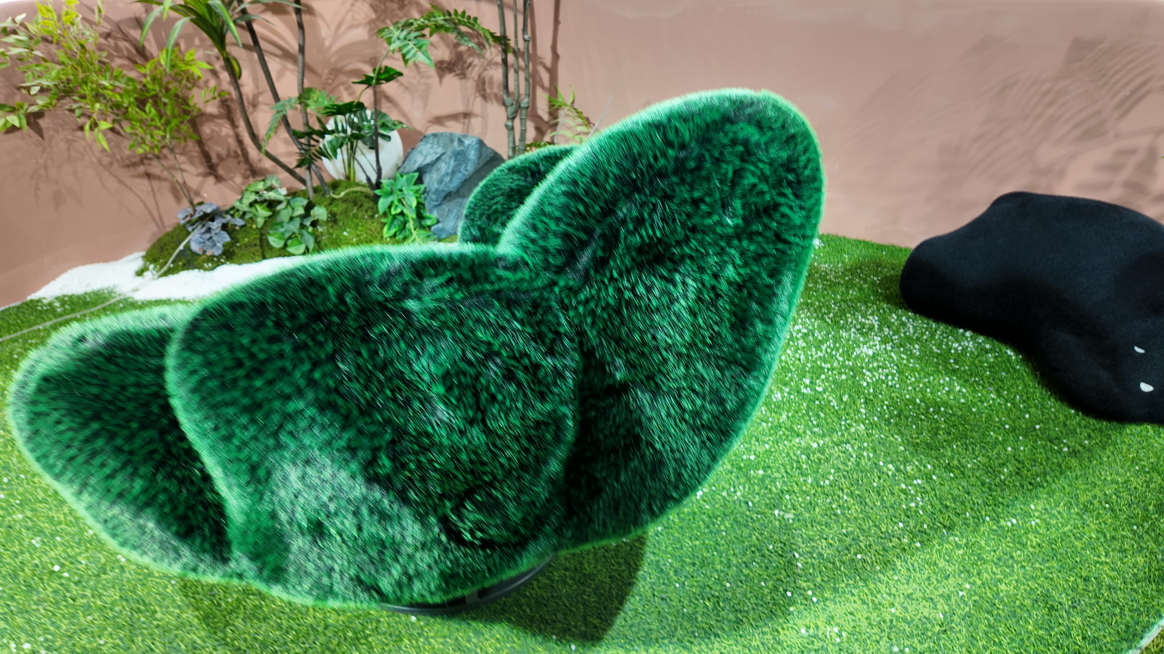 Fauteuil pivotant en fausse fourrure verte à dossier festonné – Bear Paw