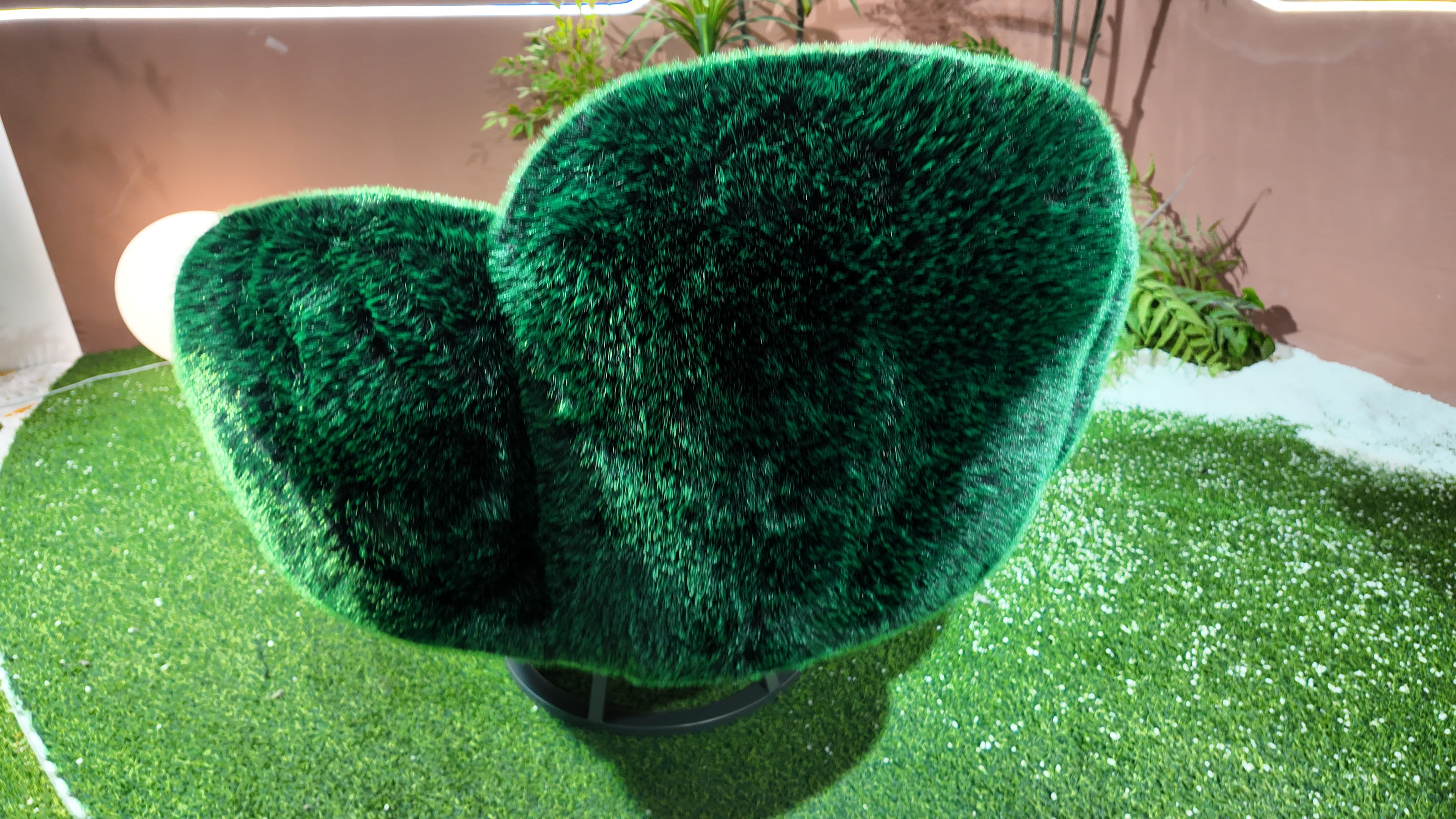 Fauteuil pivotant en fausse fourrure verte à dossier festonné – Bear Paw