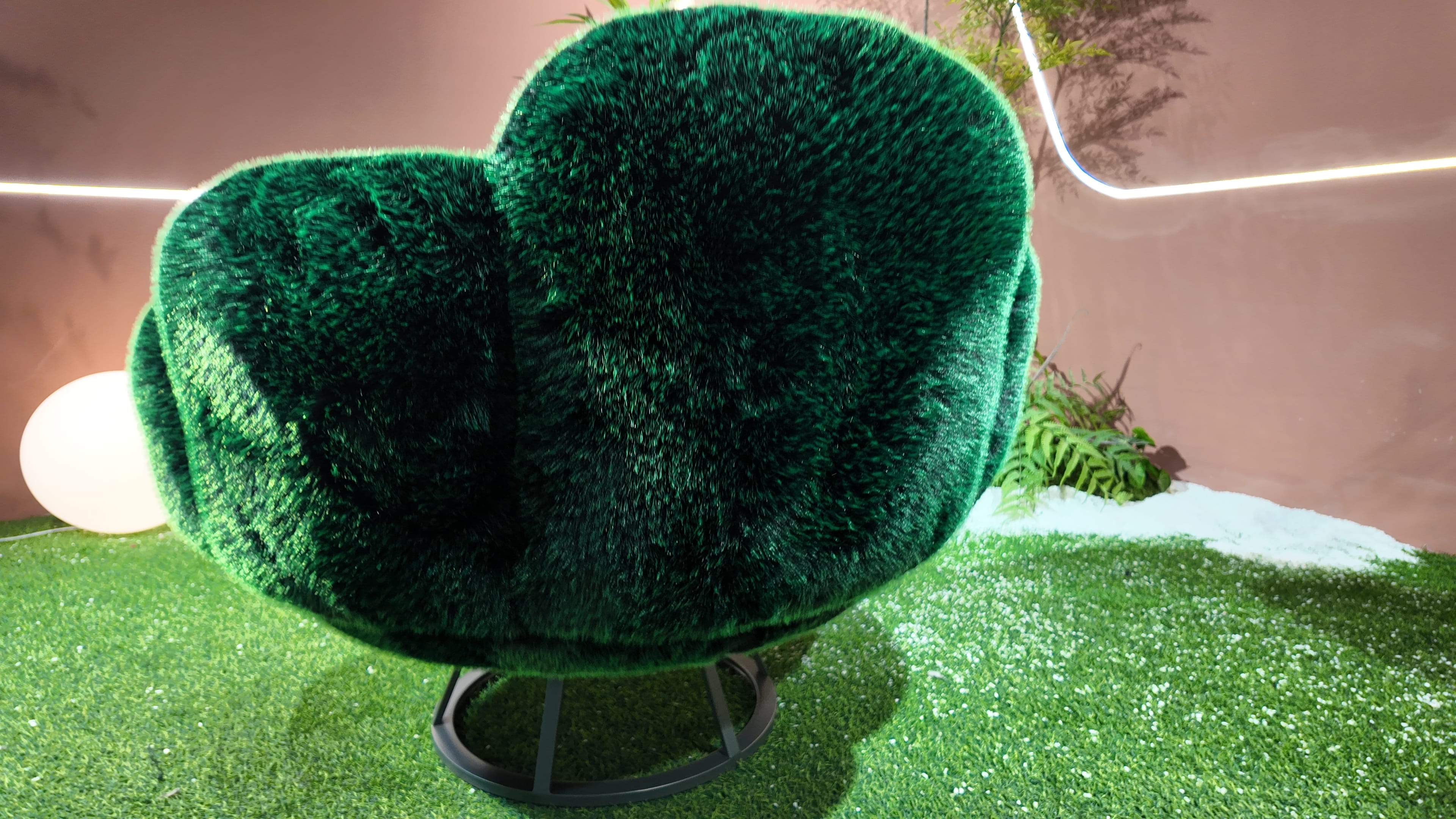 Fauteuil pivotant en fausse fourrure verte à dossier festonné – Bear Paw