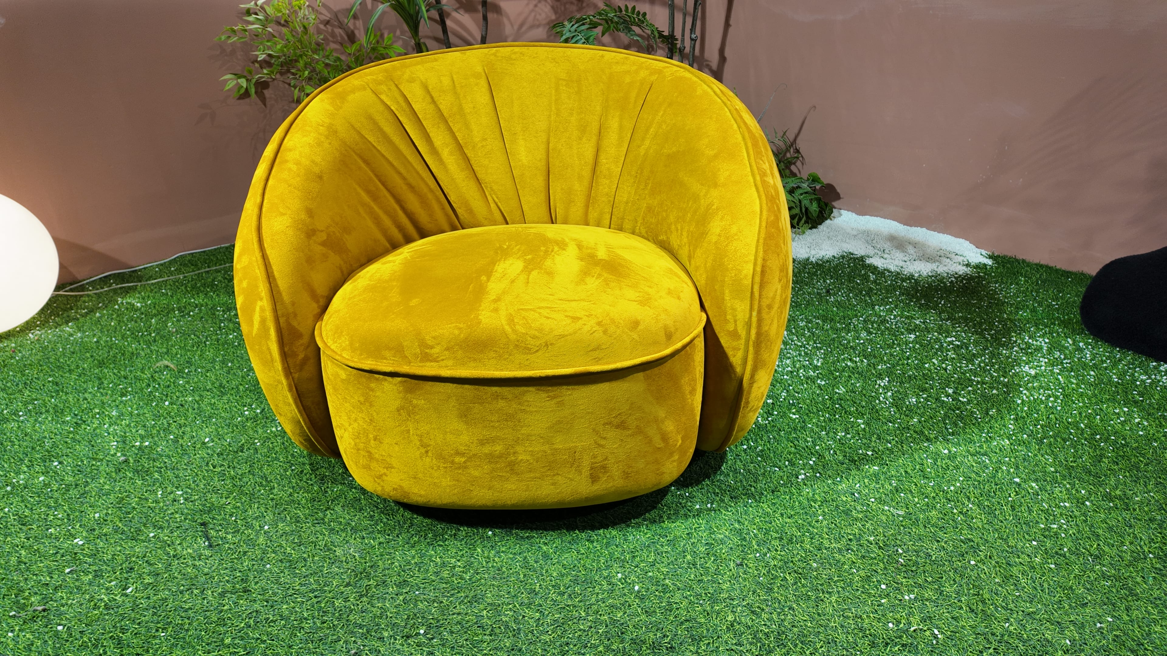Fauteuil cocon en velours moutarde à dossier plissé éventail – Ovale Royal