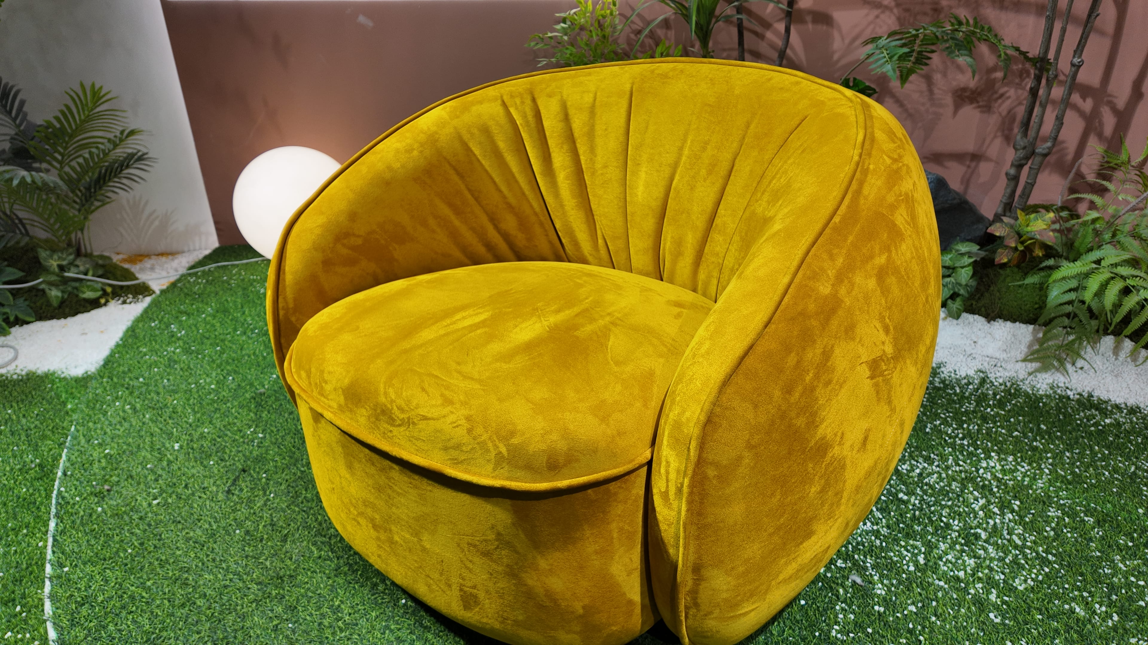 Fauteuil cocon en velours moutarde à dossier plissé éventail – Ovale Royal