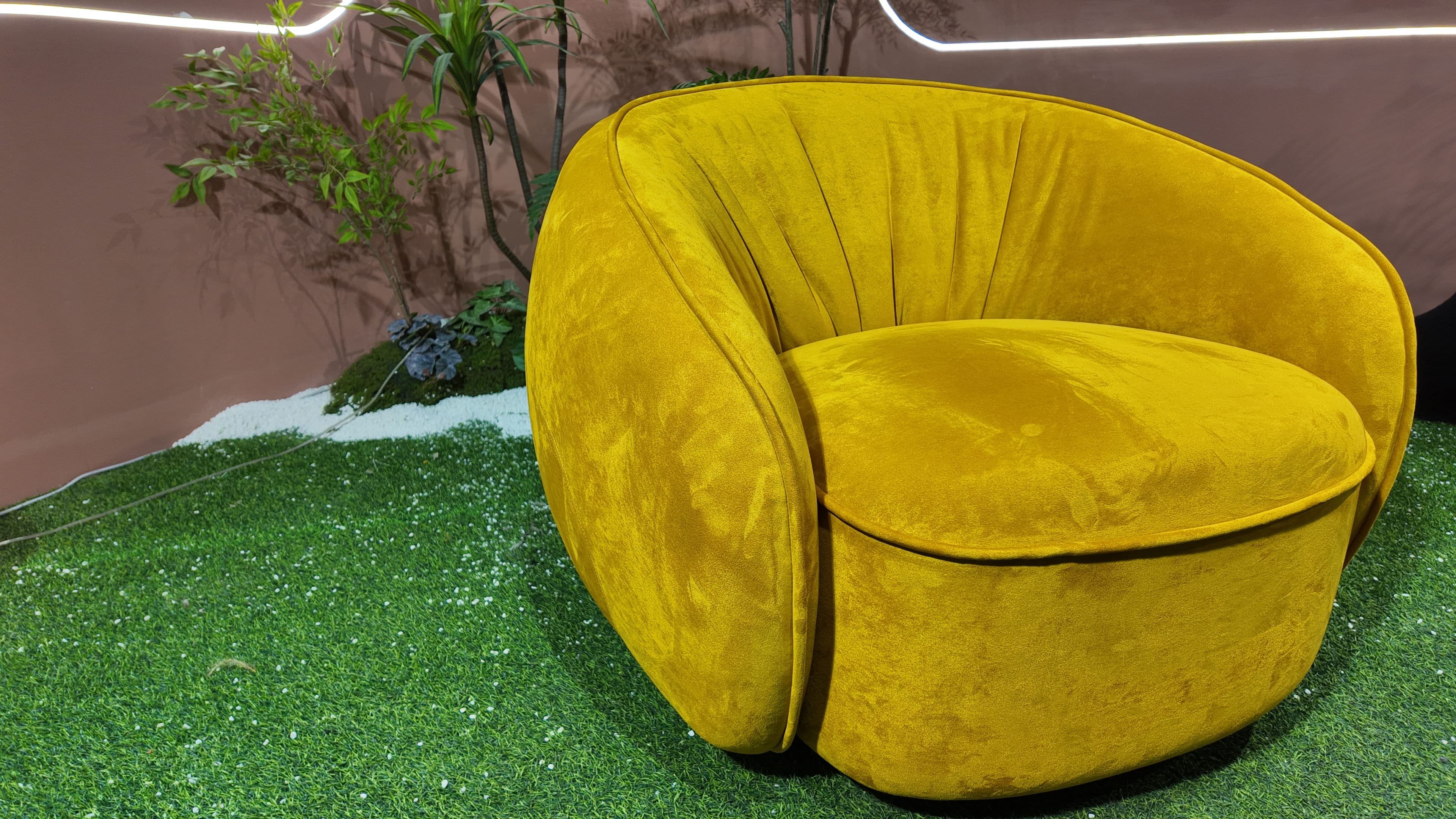 Fauteuil cocon en velours moutarde à dossier plissé éventail – Ovale Royal