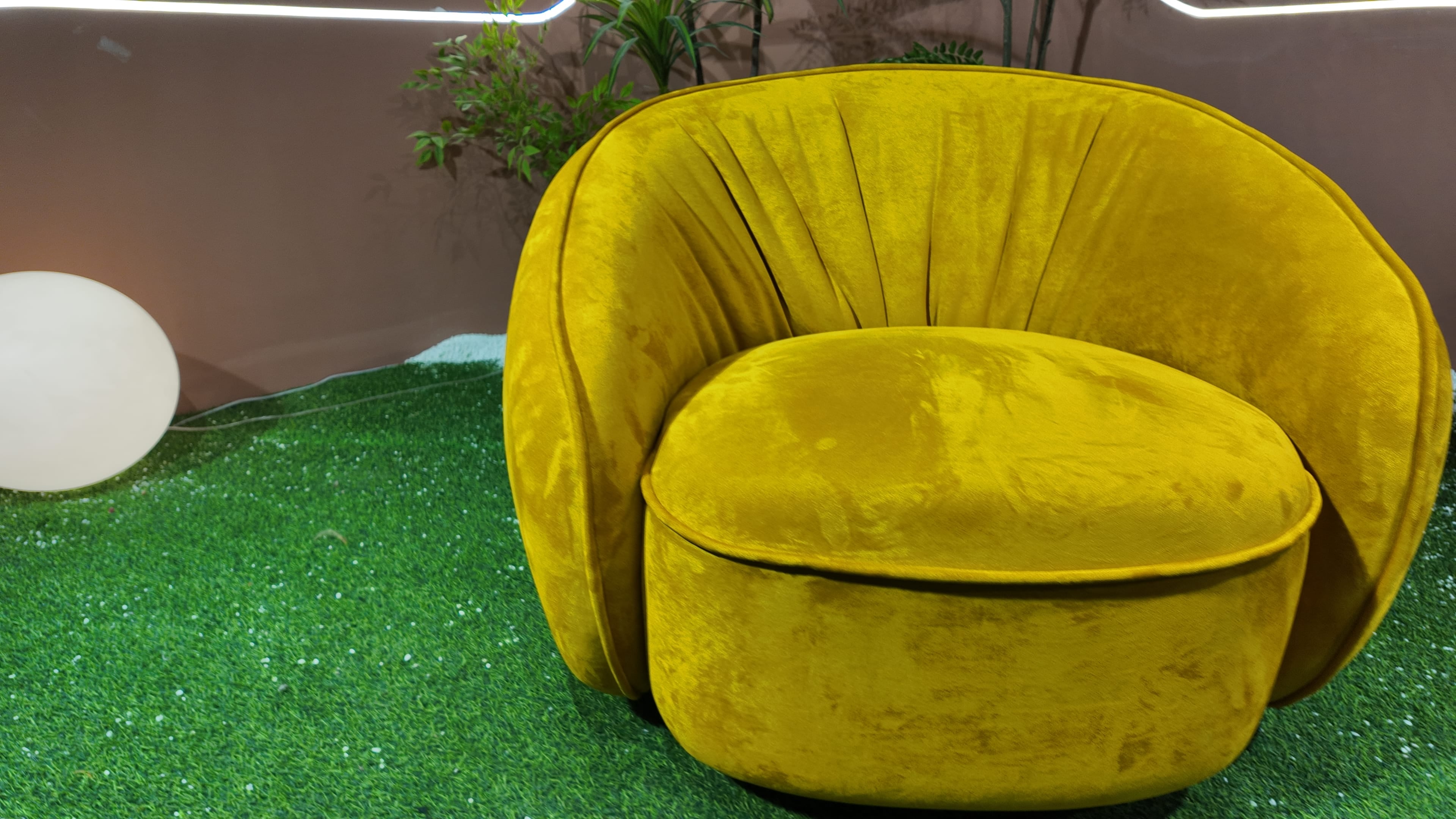 Fauteuil cocon en velours moutarde à dossier plissé éventail – Ovale Royal