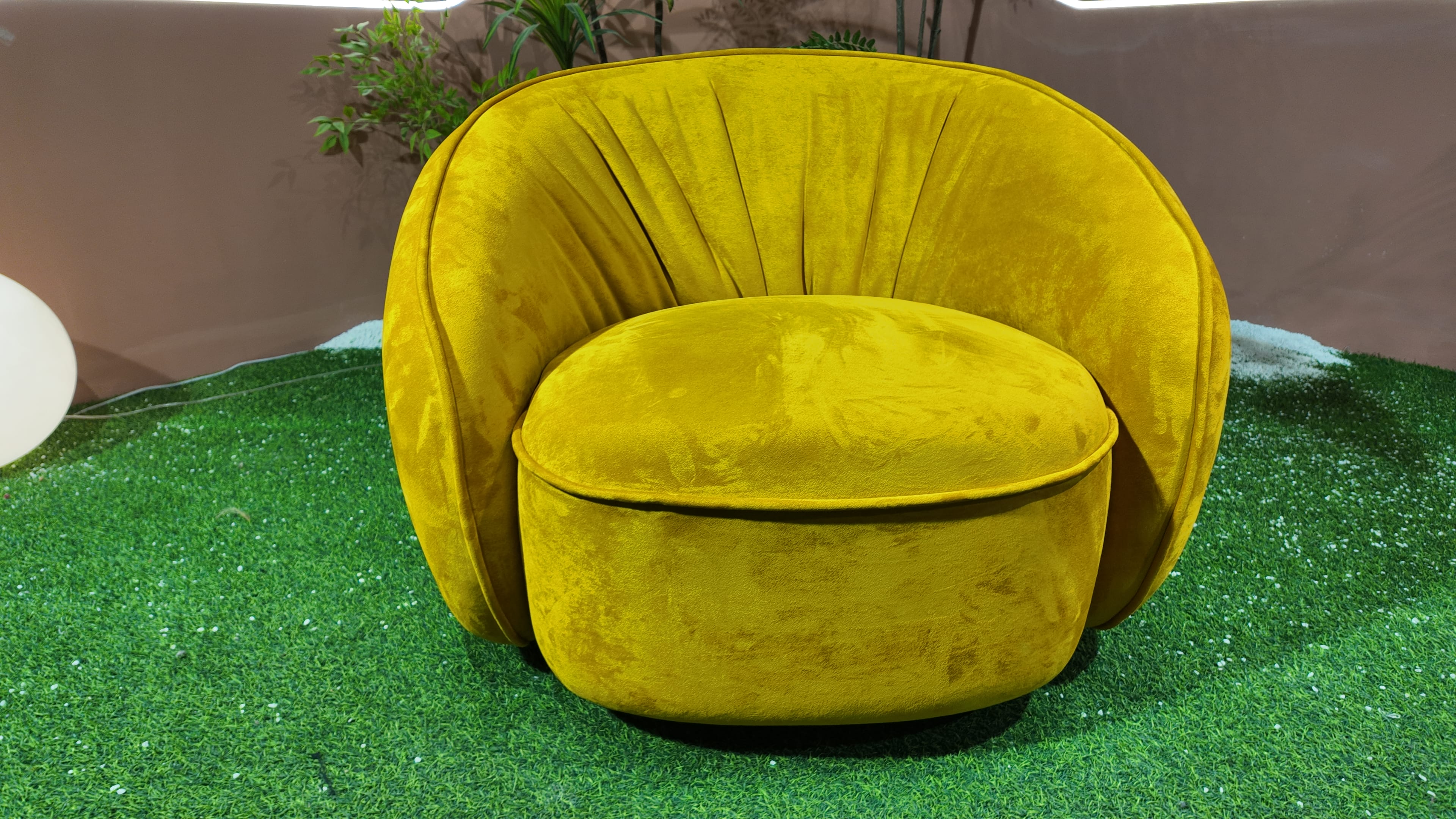 Fauteuil cocon en velours moutarde à dossier plissé éventail – Ovale Royal