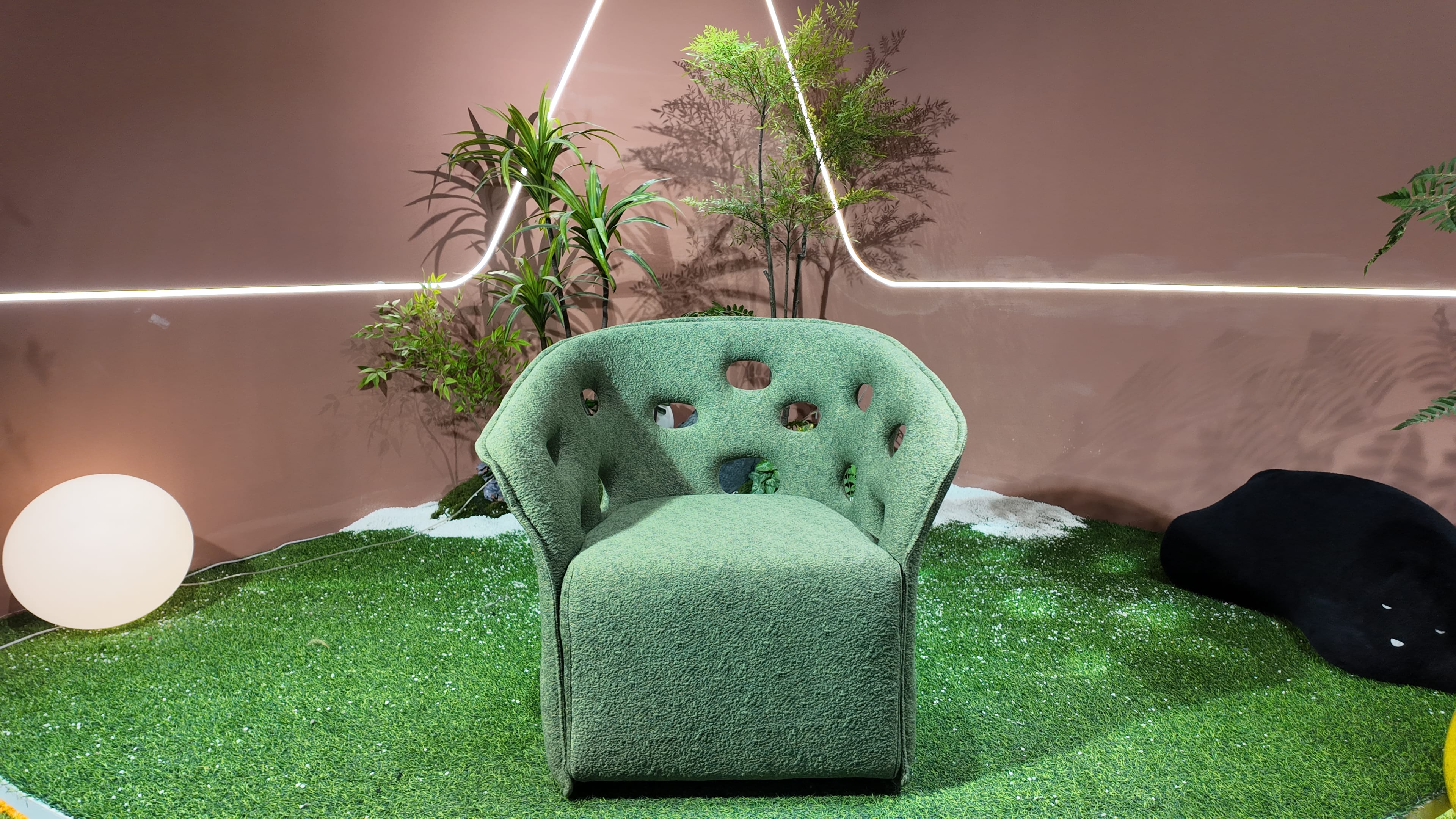 Fauteuil en tissu bouclé vert à dossier ajouré – ROOT