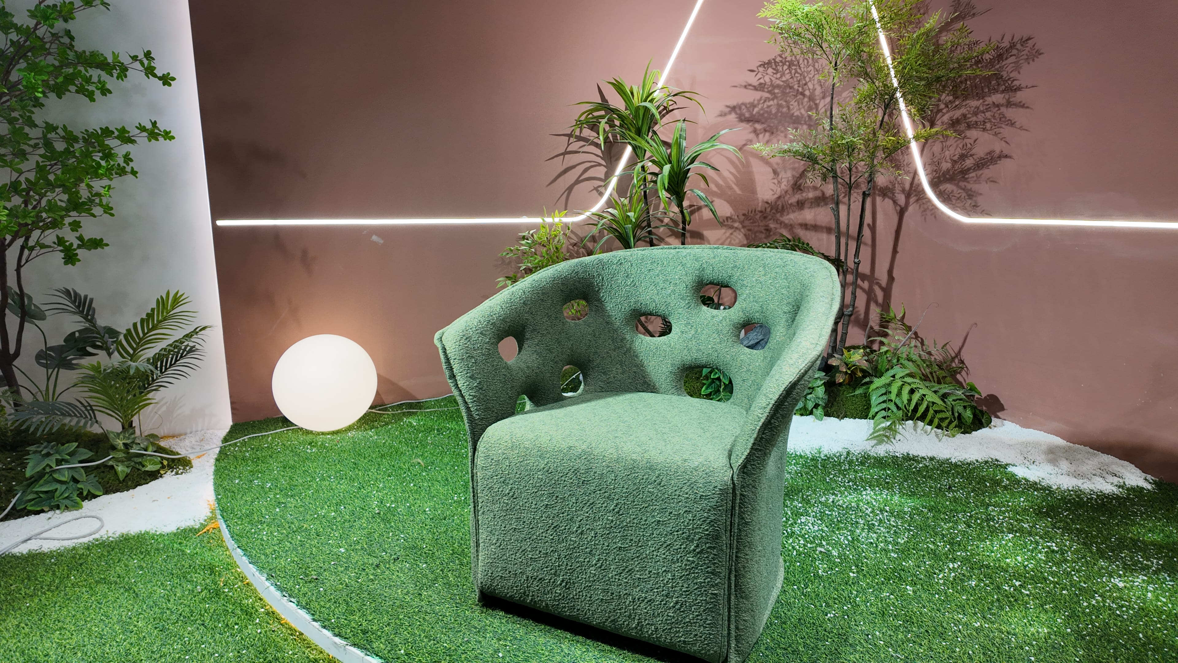 Fauteuil en tissu bouclé vert à dossier ajouré – ROOT