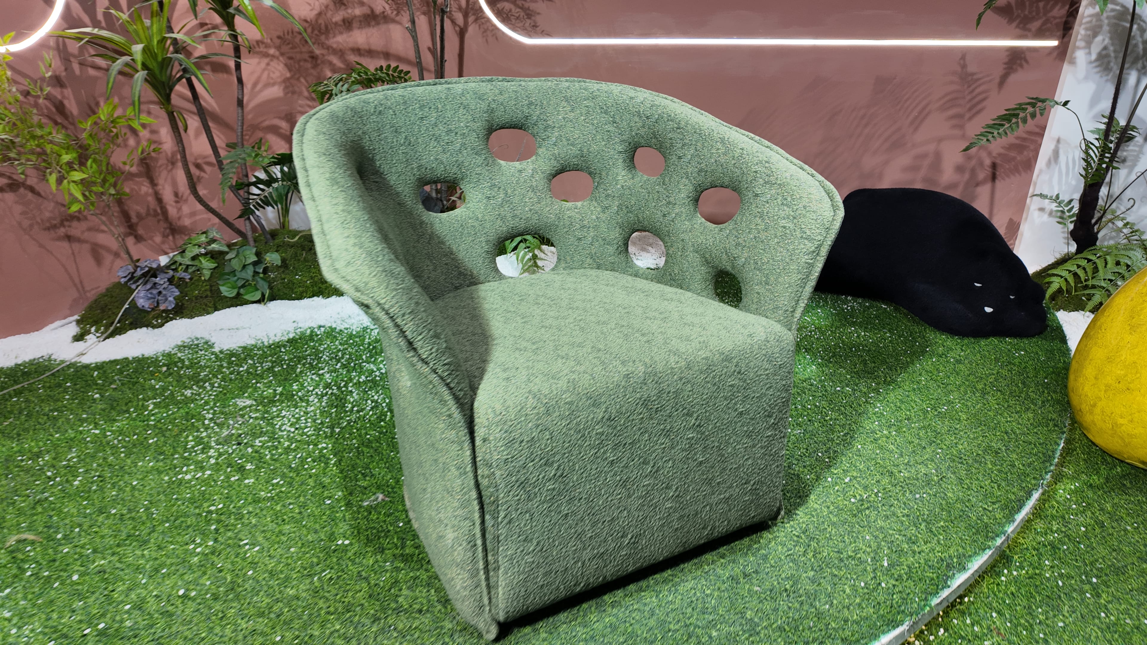 Fauteuil en tissu bouclé vert à dossier ajouré – ROOT