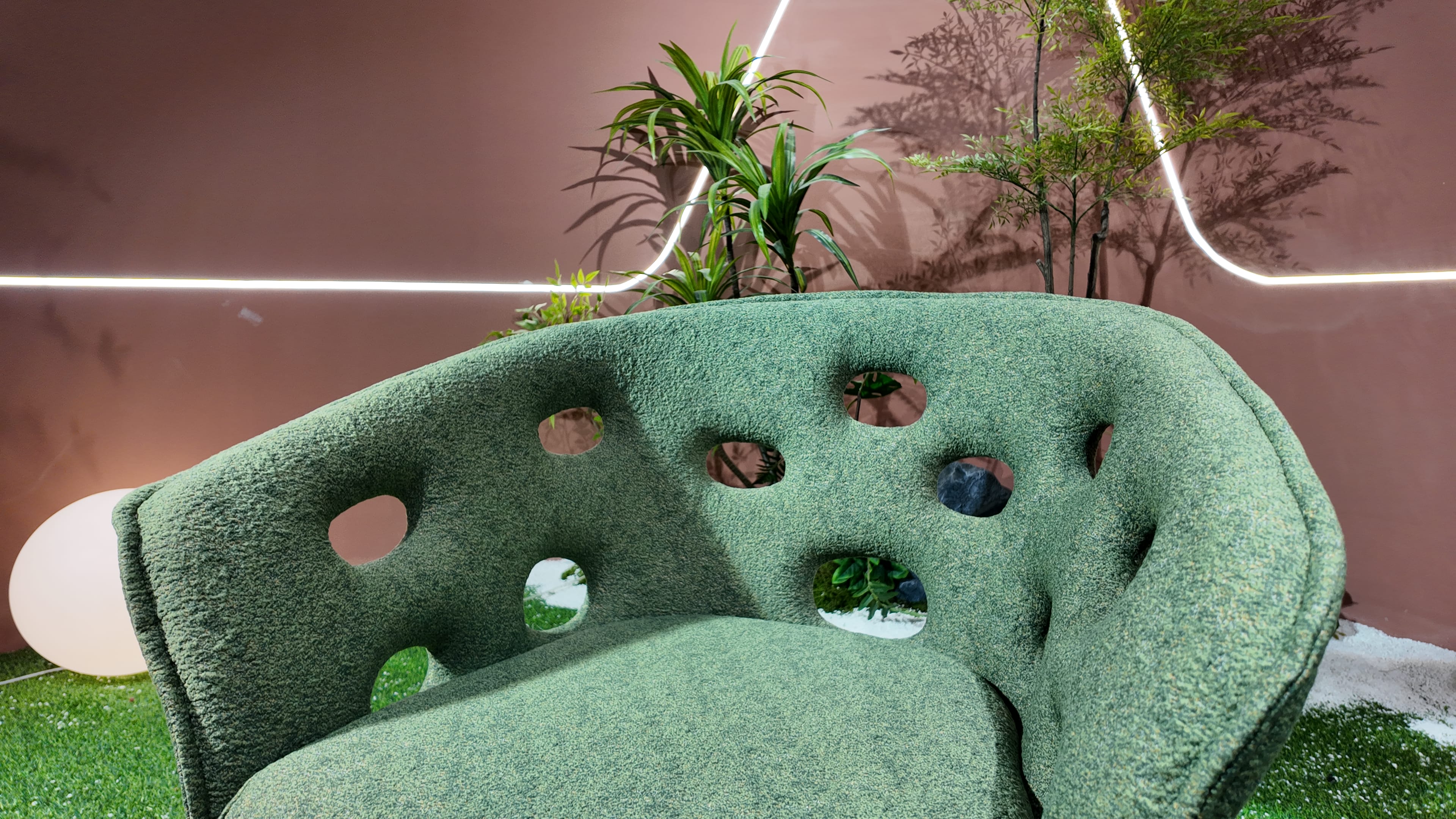 Fauteuil en tissu bouclé vert à dossier ajouré – ROOT