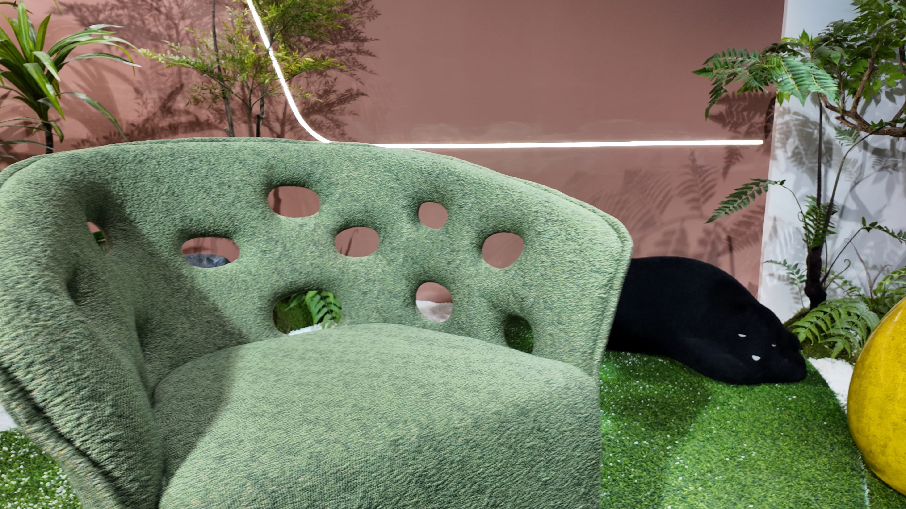 Fauteuil en tissu bouclé vert à dossier ajouré – ROOT
