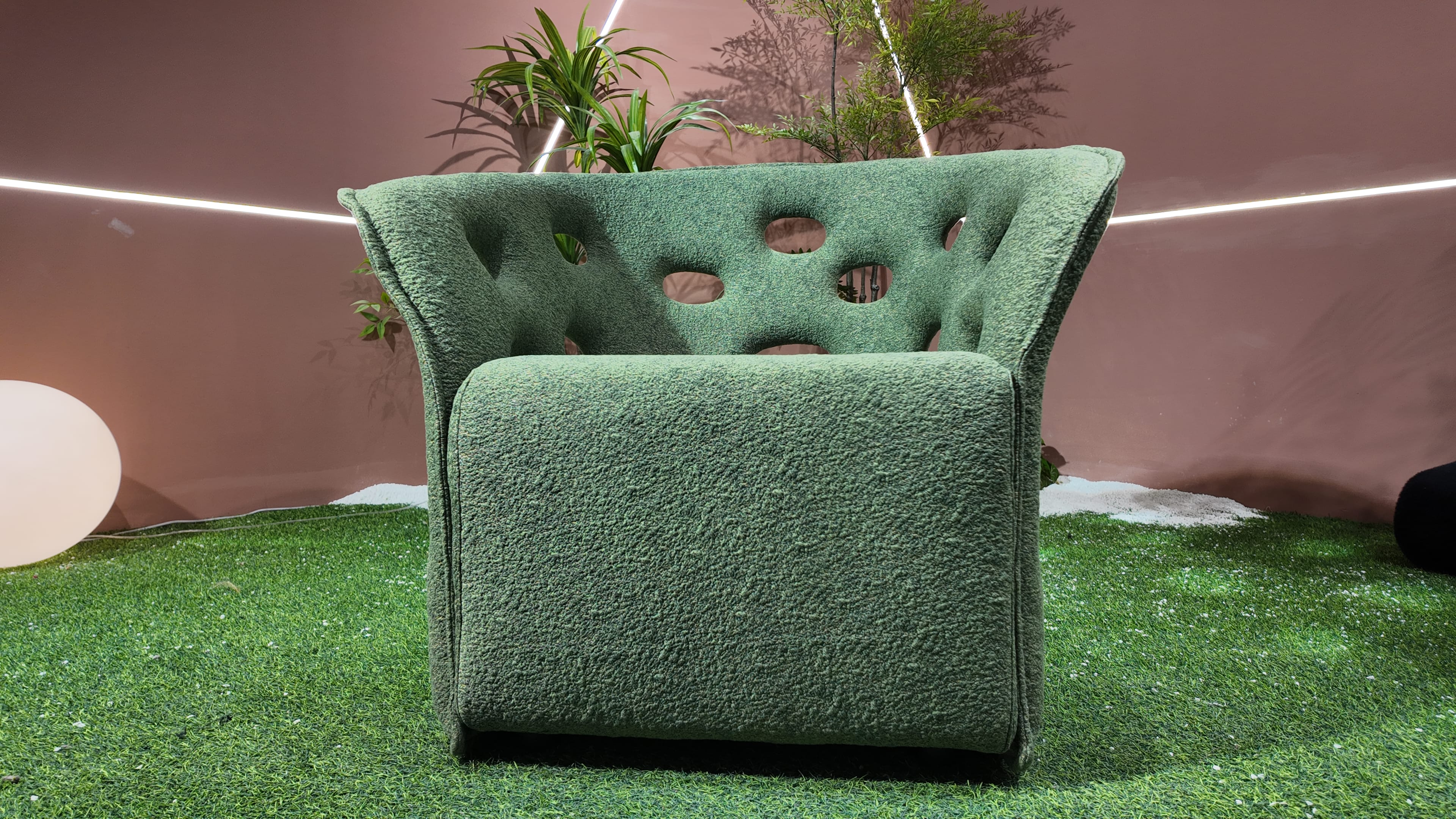 Fauteuil en tissu bouclé vert à dossier ajouré – ROOT