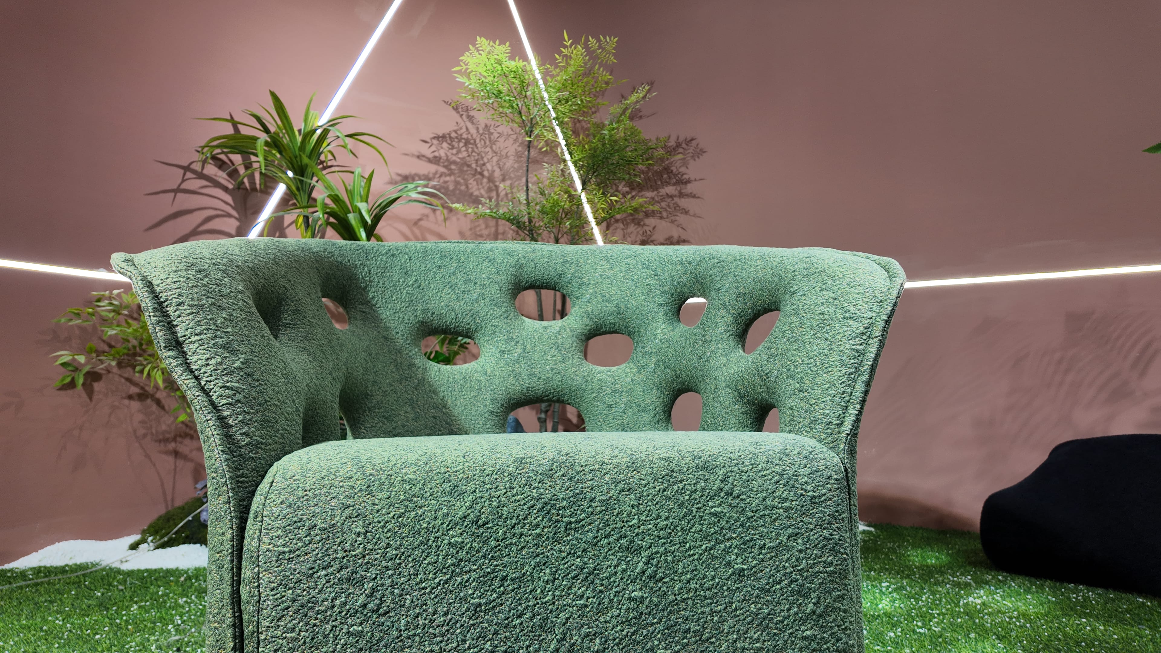 Fauteuil en tissu bouclé vert à dossier ajouré – ROOT