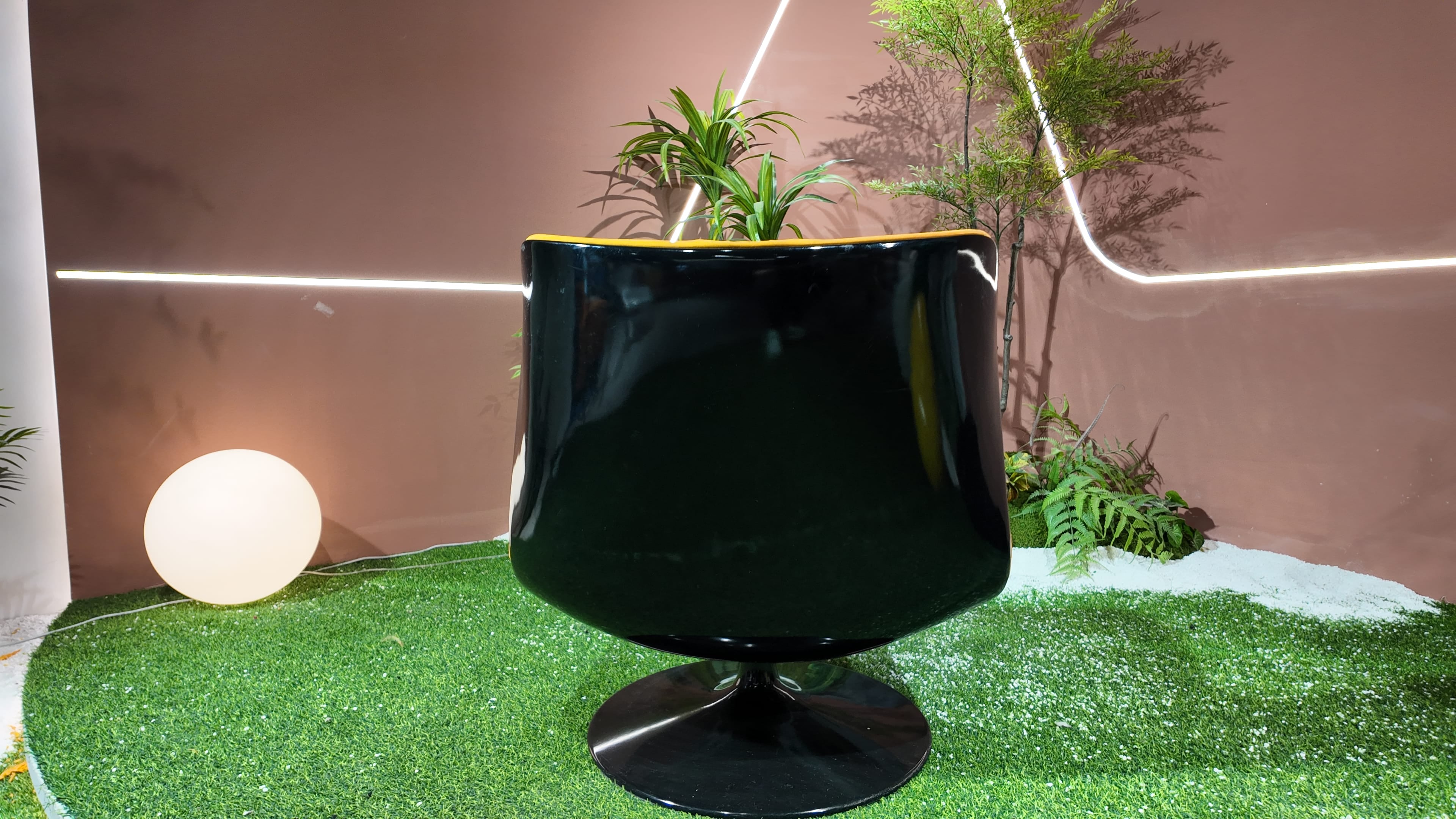 Fauteuil pivotant coque laquée noire et velours jaune moutarde – Marilyn