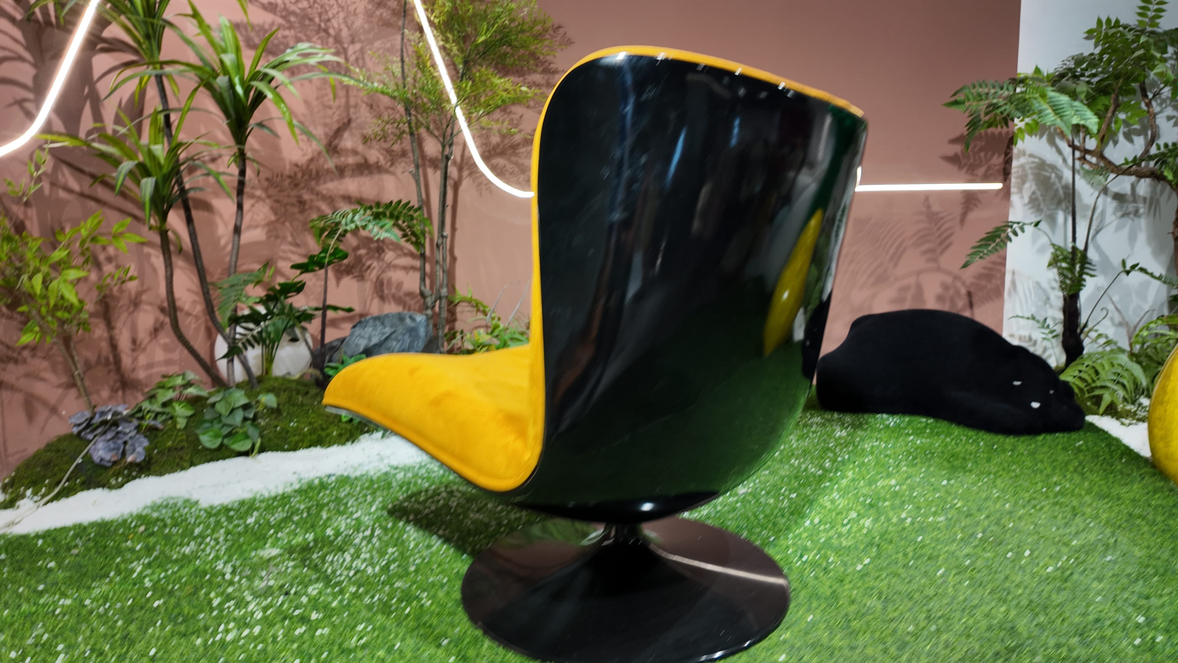 Fauteuil pivotant coque laquée noire et velours jaune moutarde – Marilyn