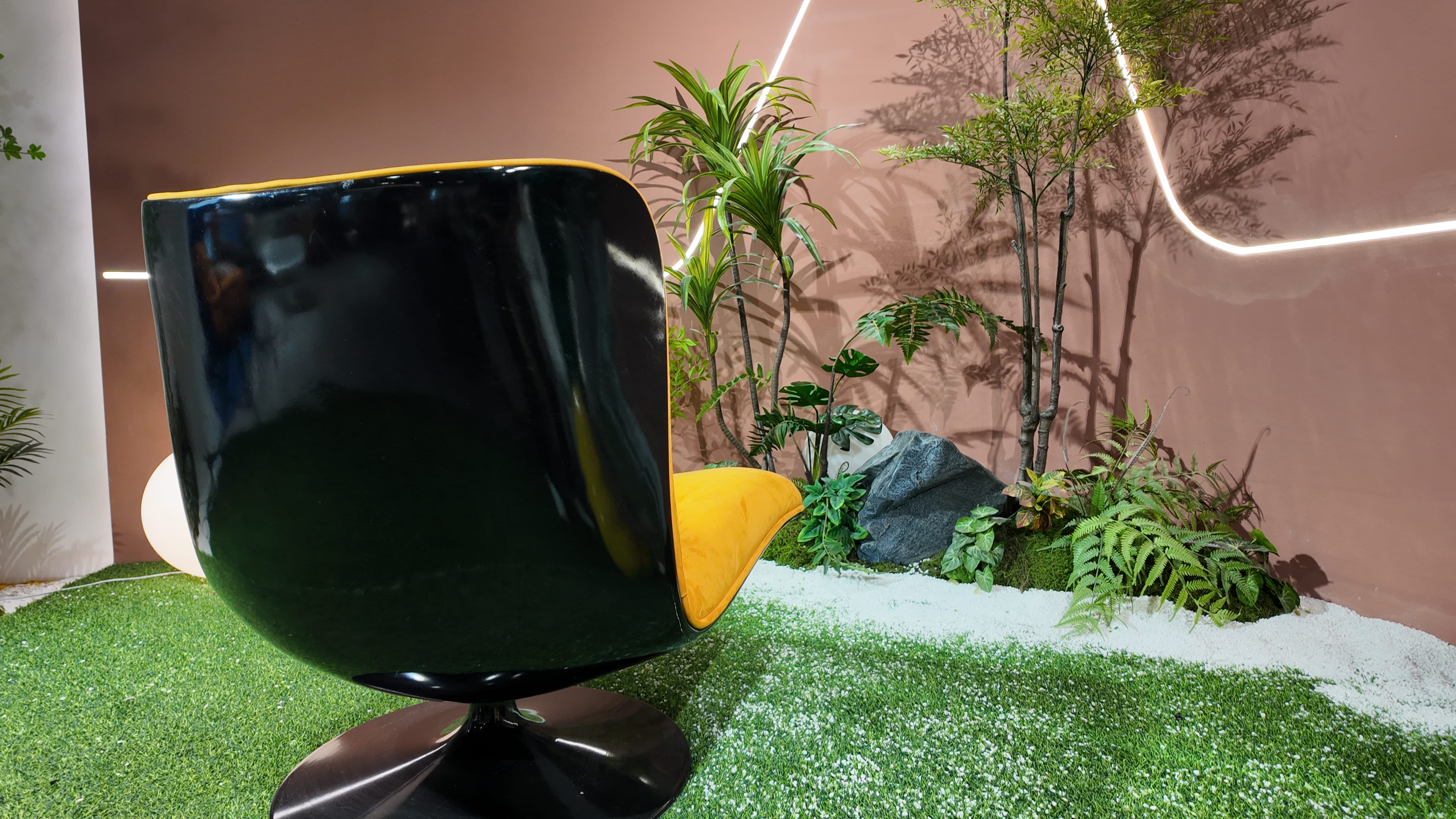 Fauteuil pivotant coque laquée noire et velours jaune moutarde – Marilyn