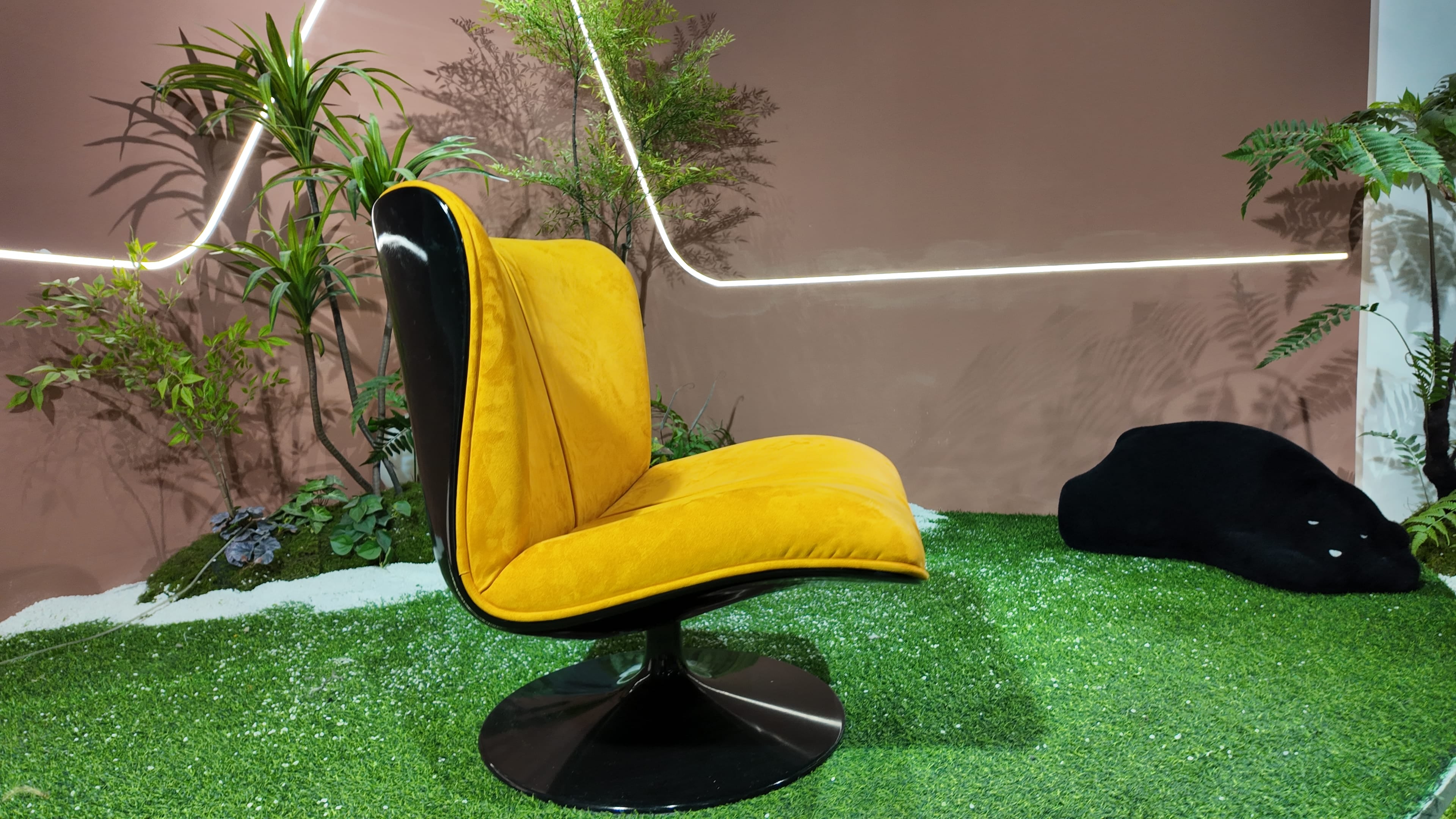 Fauteuil pivotant coque laquée noire et velours jaune moutarde – Marilyn