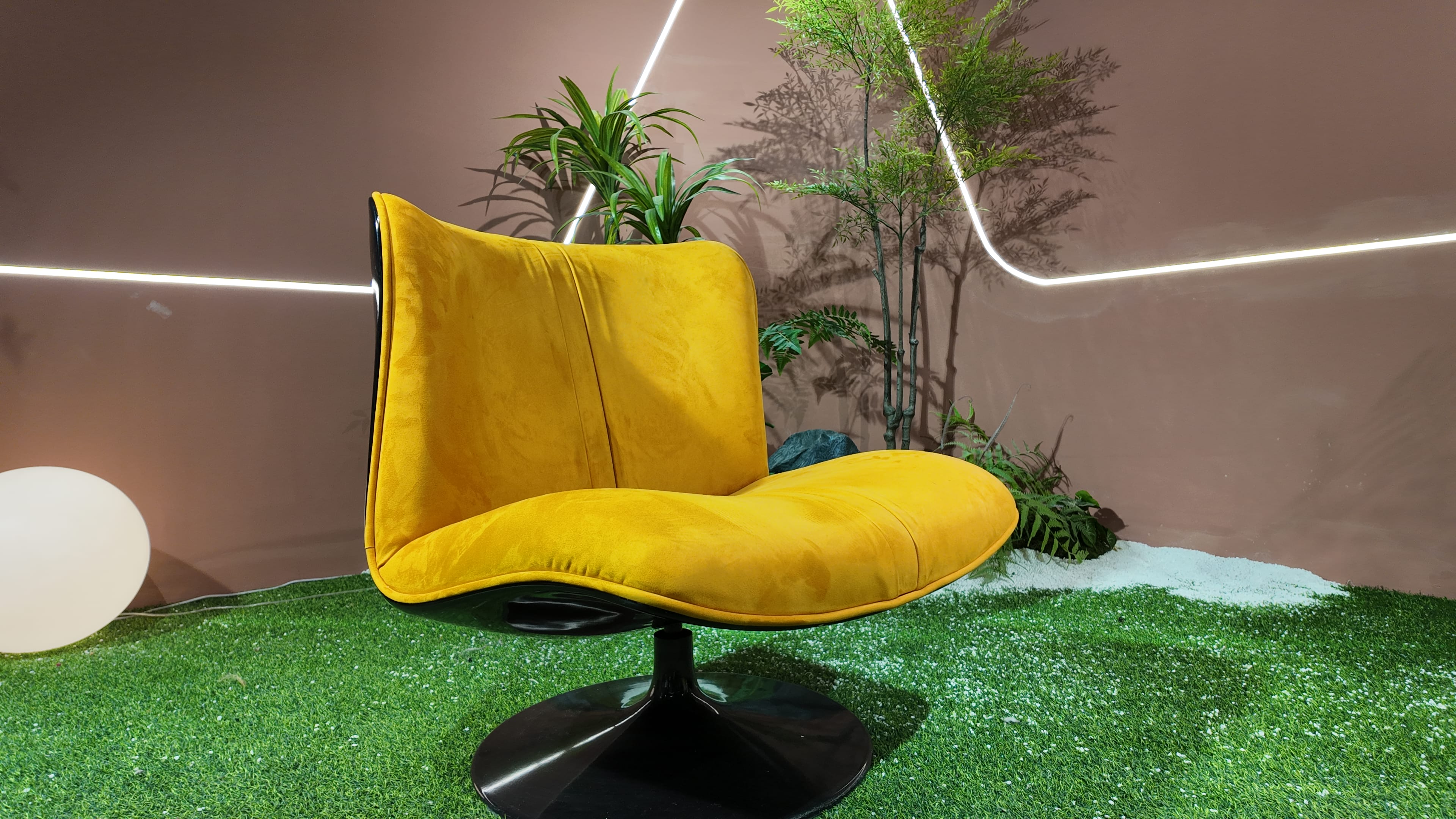 Fauteuil pivotant coque laquée noire et velours jaune moutarde – Marilyn
