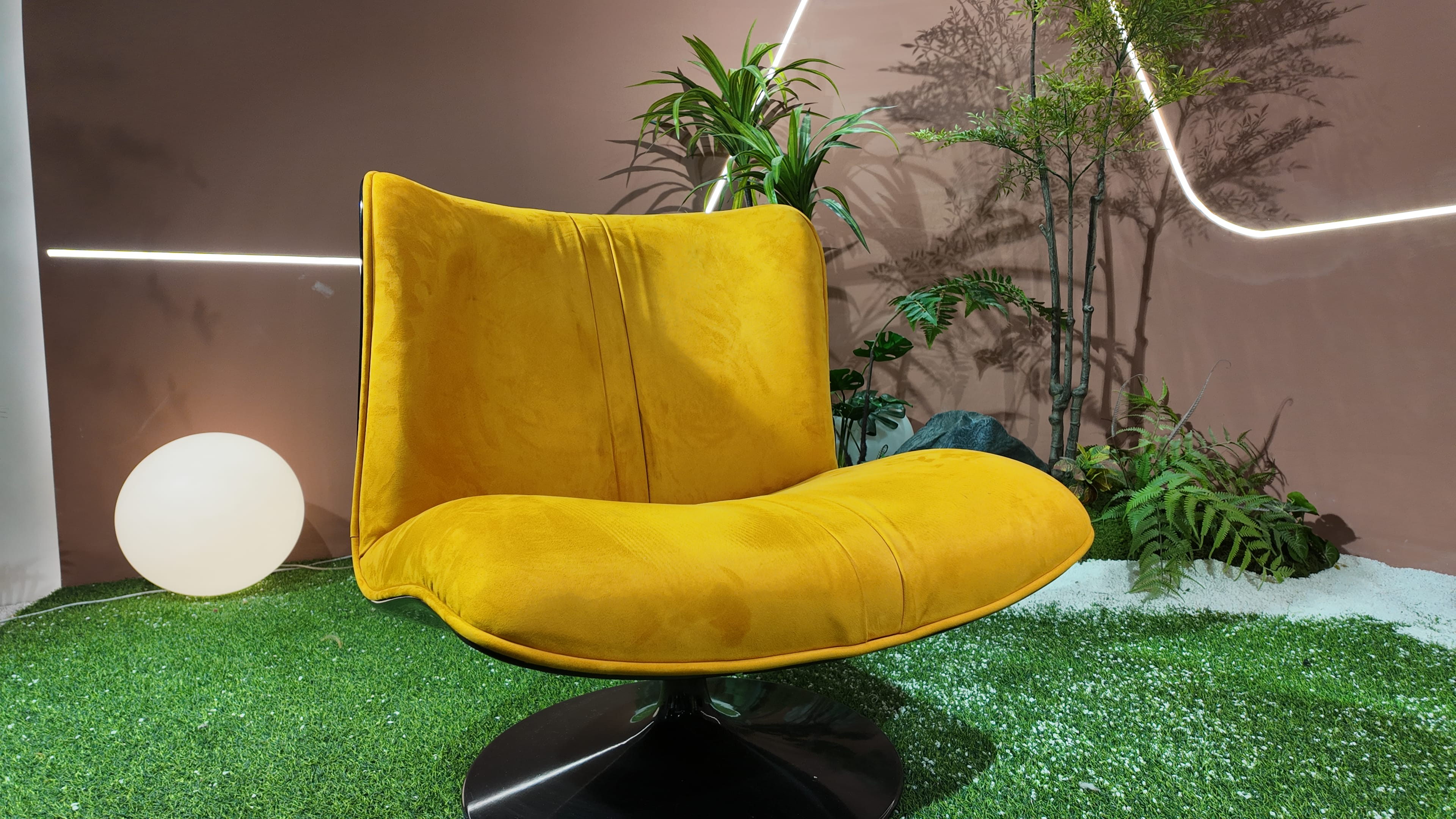 Fauteuil pivotant coque laquée noire et velours jaune moutarde – Marilyn