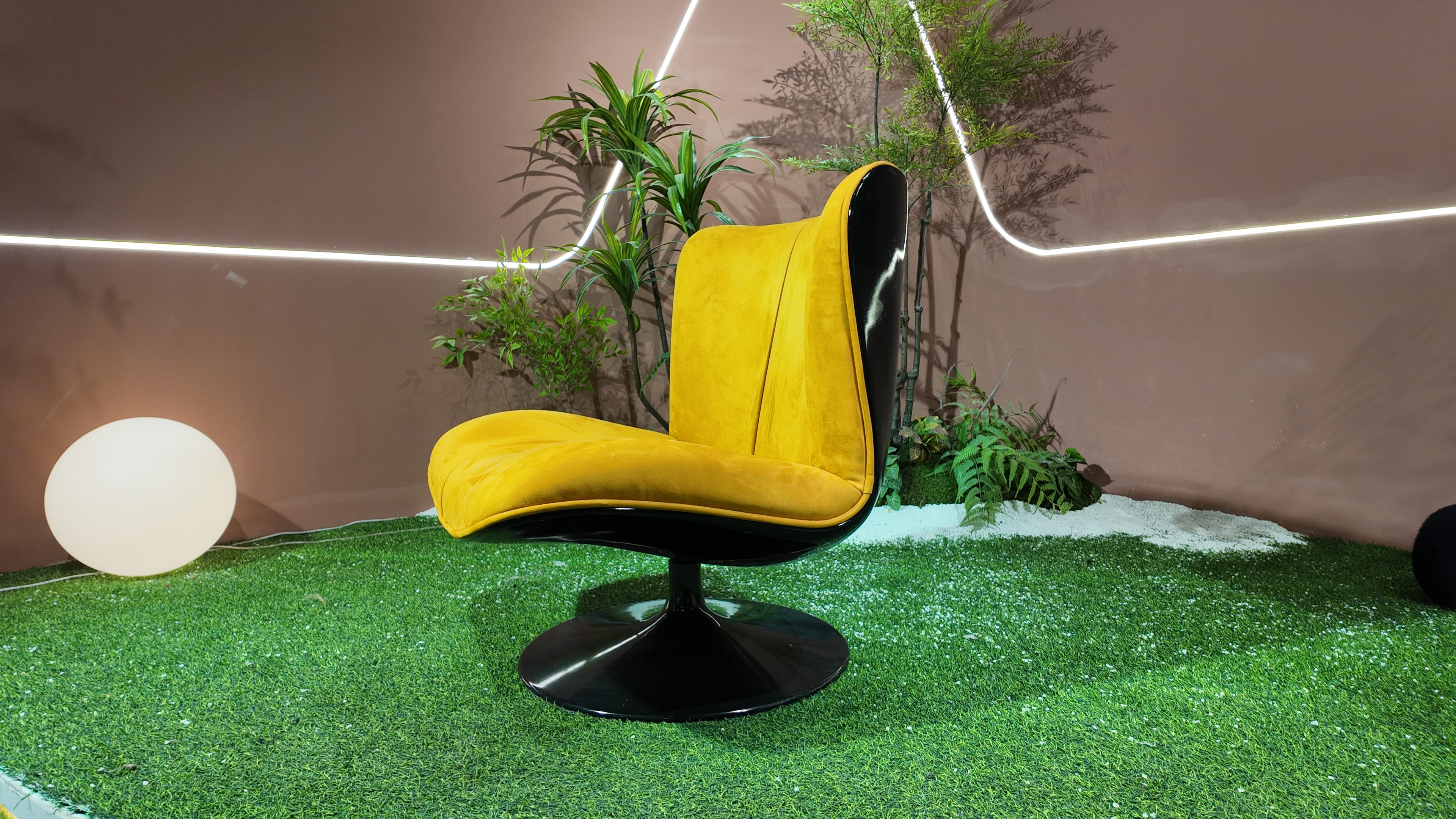Fauteuil pivotant coque laquée noire et velours jaune moutarde – Marilyn