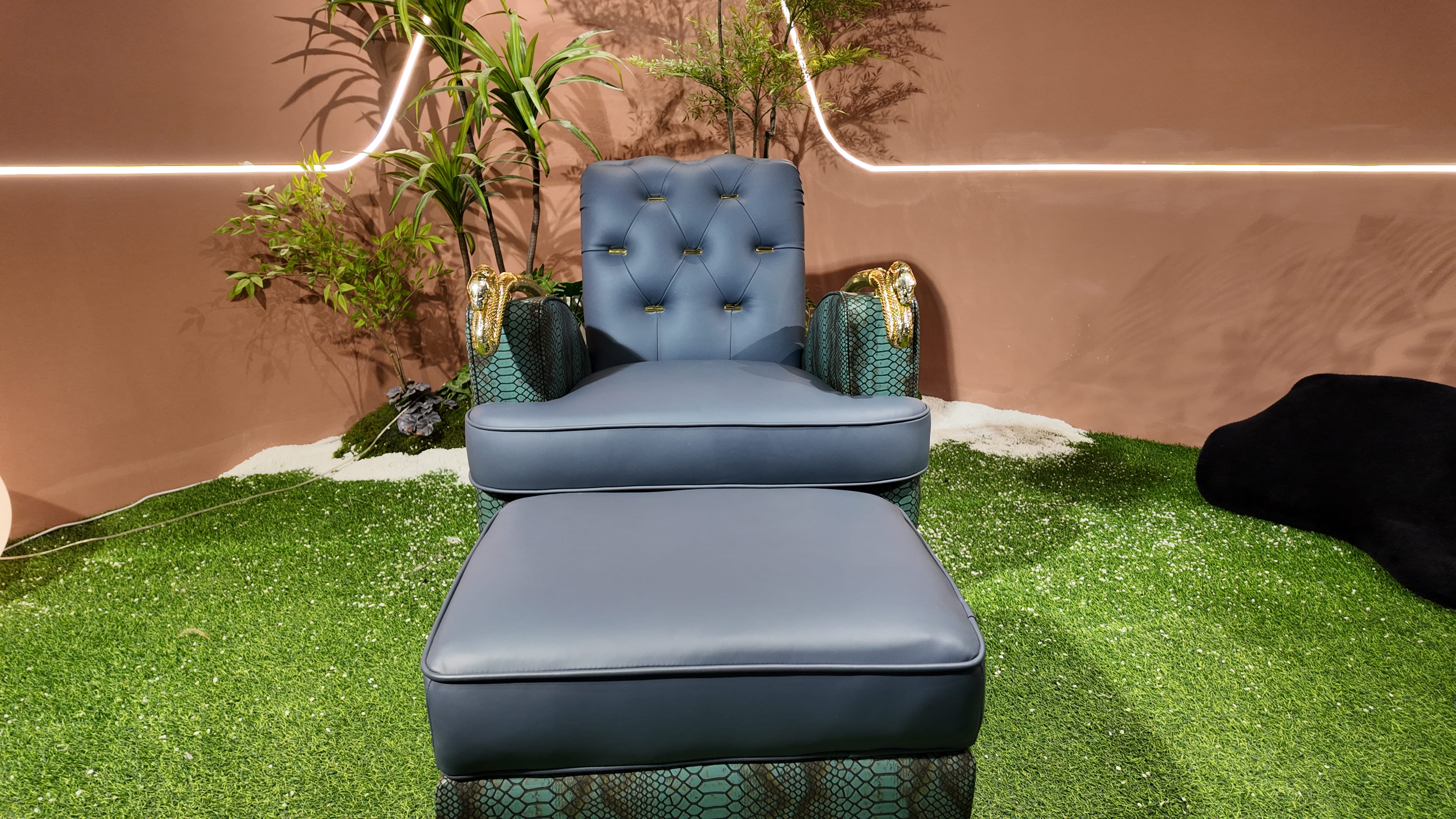 Fauteuil en cuir bleu paon et imprimé python – Serpent Royal