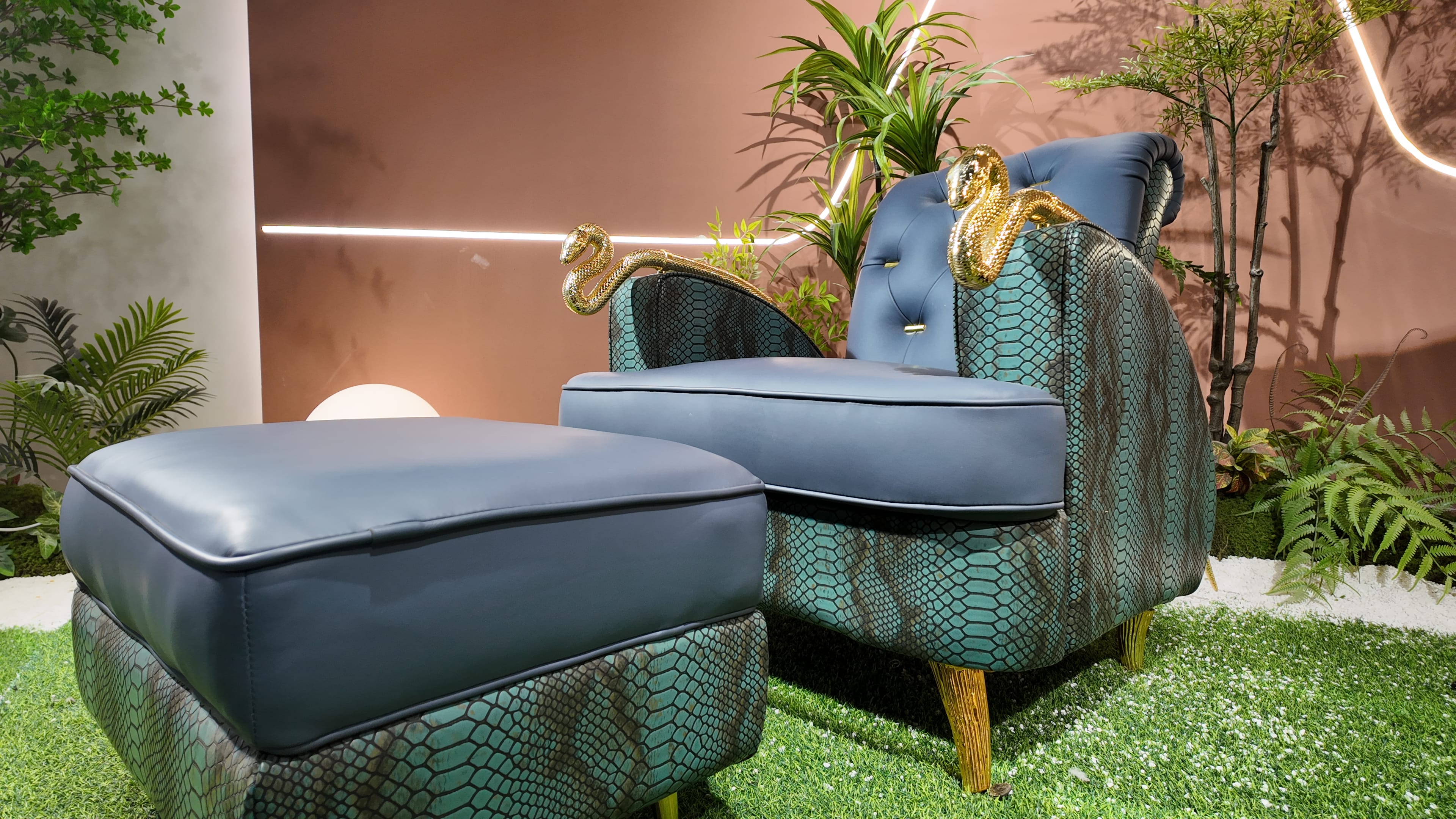 Fauteuil en cuir bleu paon et imprimé python – Serpent Royal