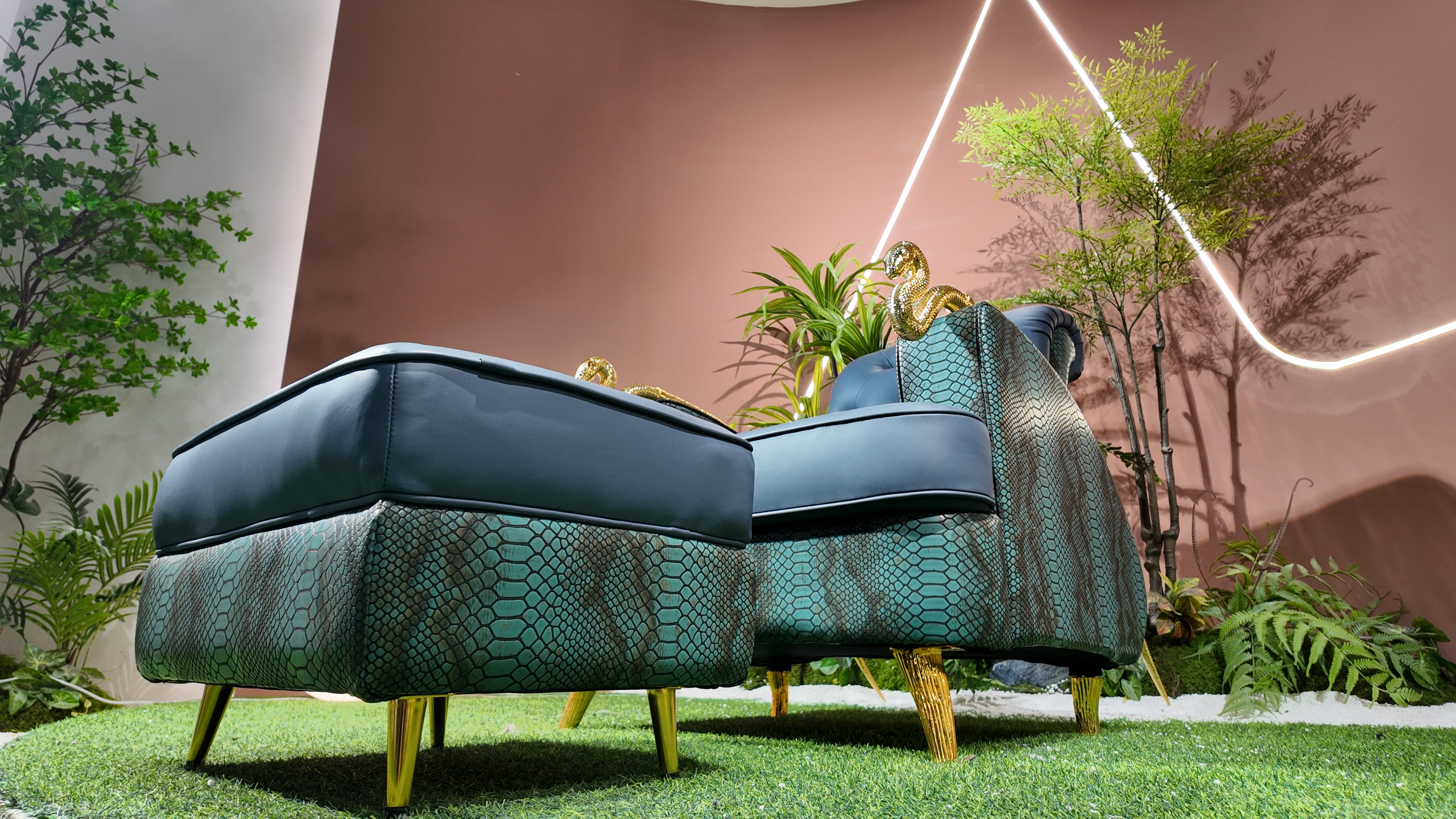 Fauteuil en cuir bleu paon et imprimé python – Serpent Royal