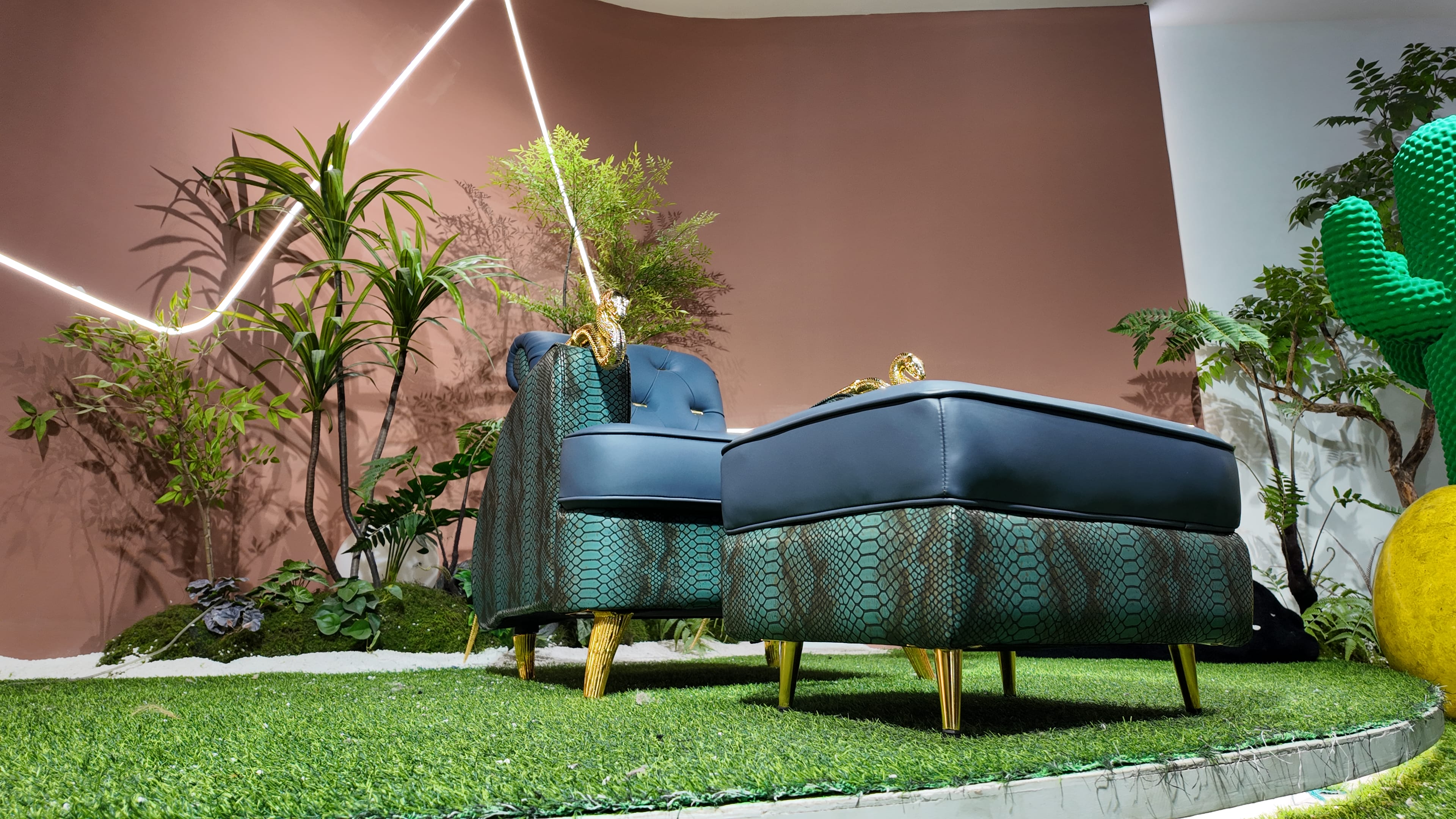 Fauteuil en cuir bleu paon et imprimé python – Serpent Royal