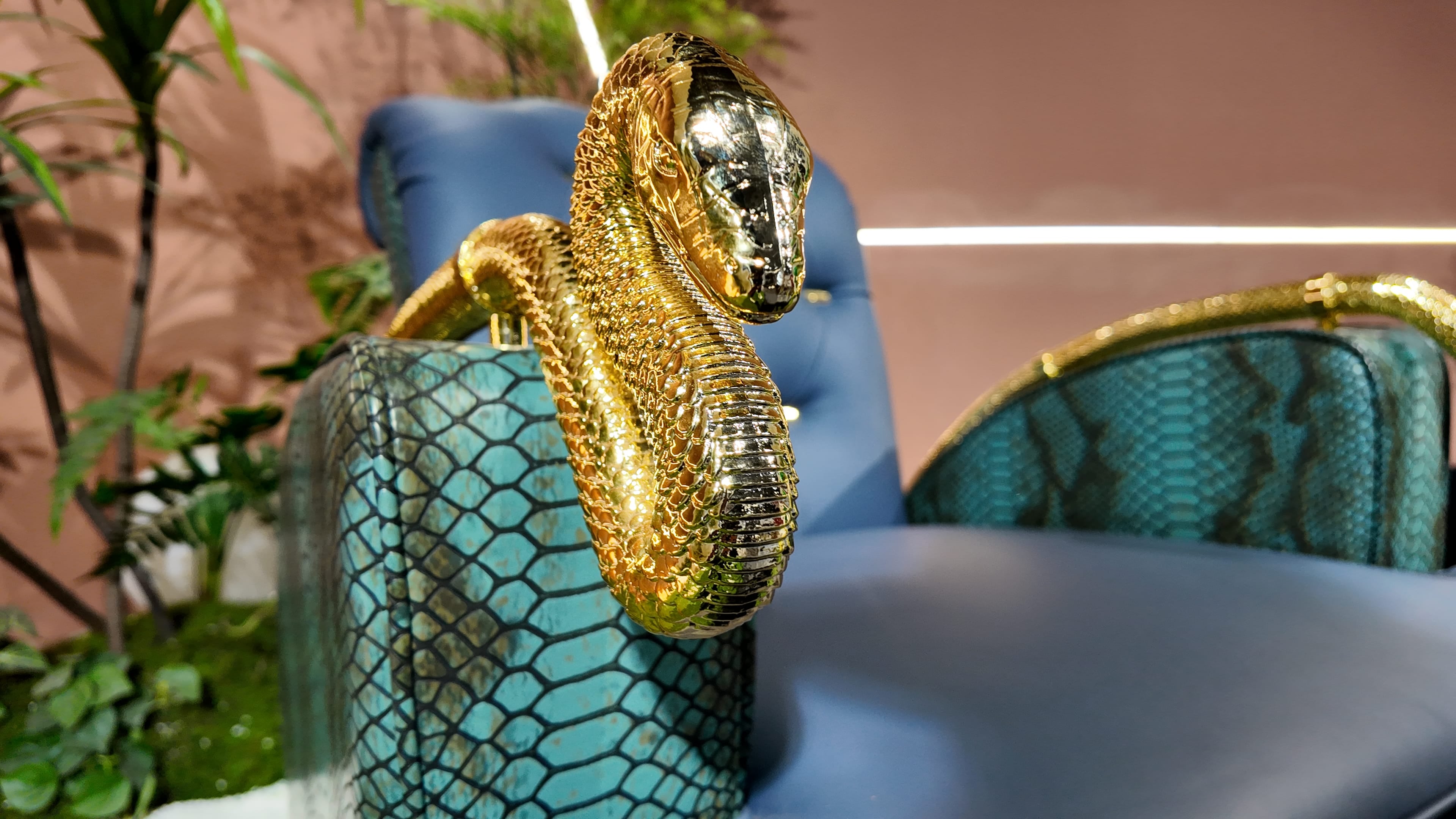 Fauteuil en cuir bleu paon et imprimé python – Serpent Royal