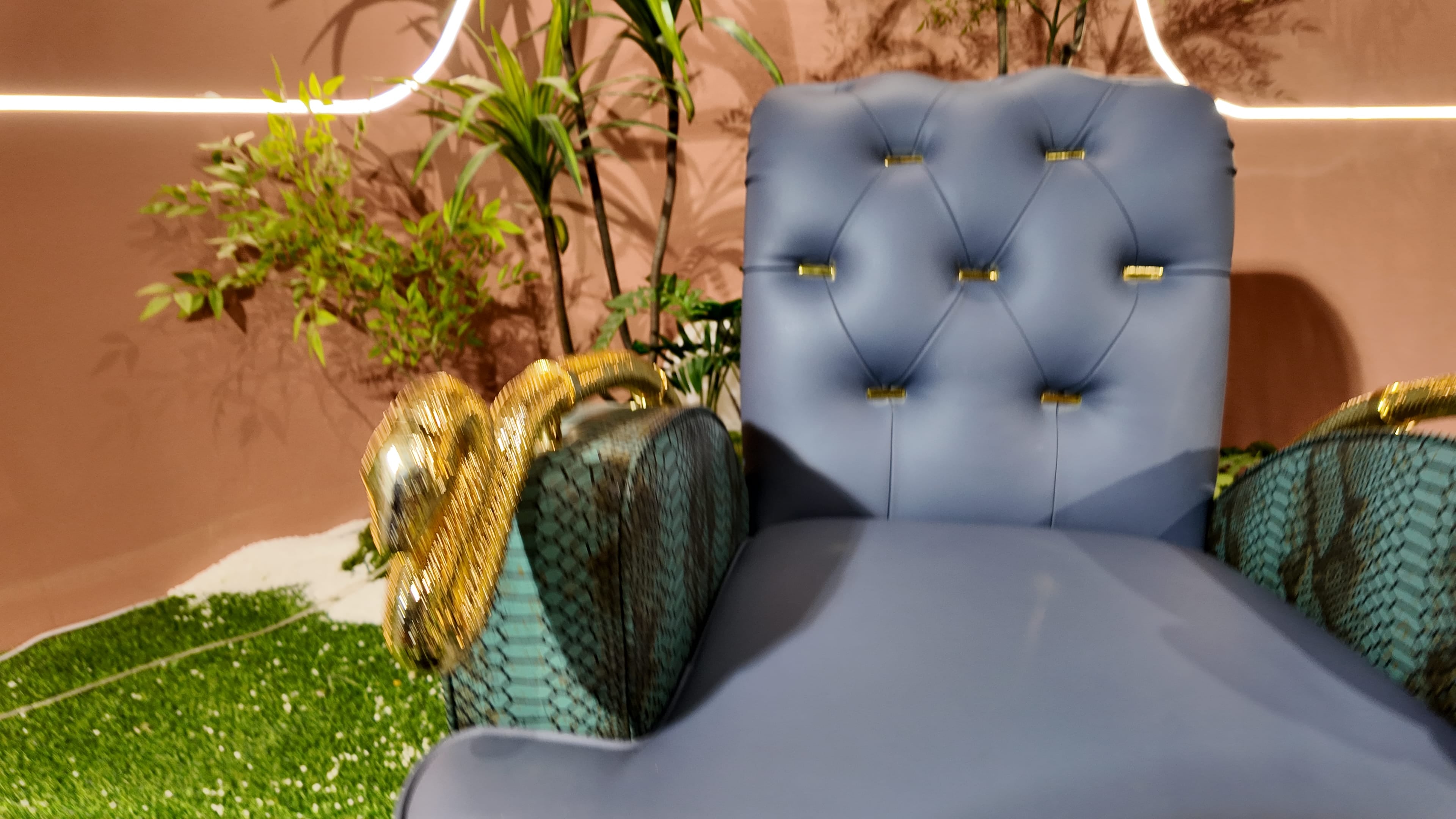 Fauteuil en cuir bleu paon et imprimé python – Serpent Royal