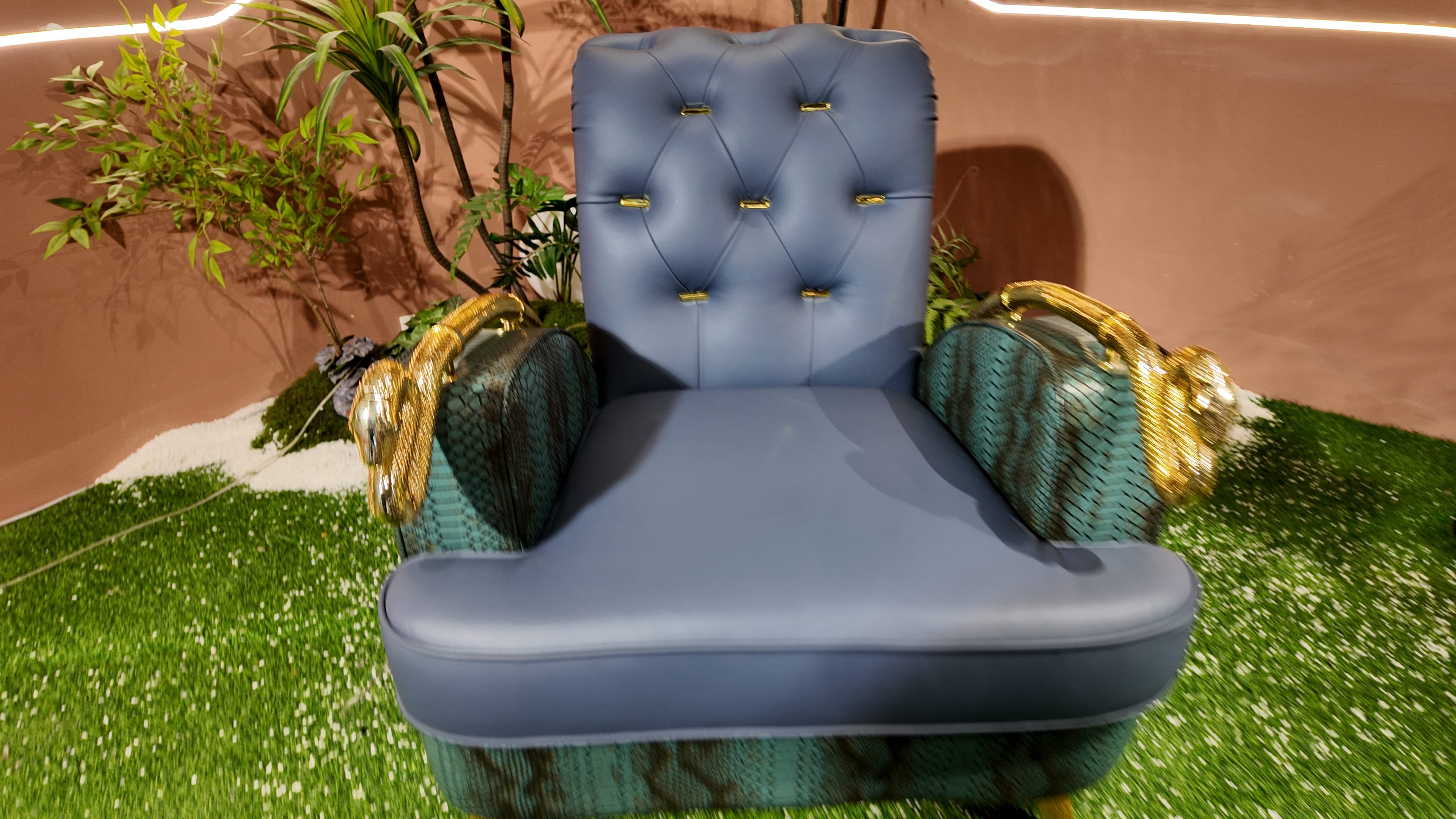 Fauteuil en cuir bleu paon et imprimé python – Serpent Royal