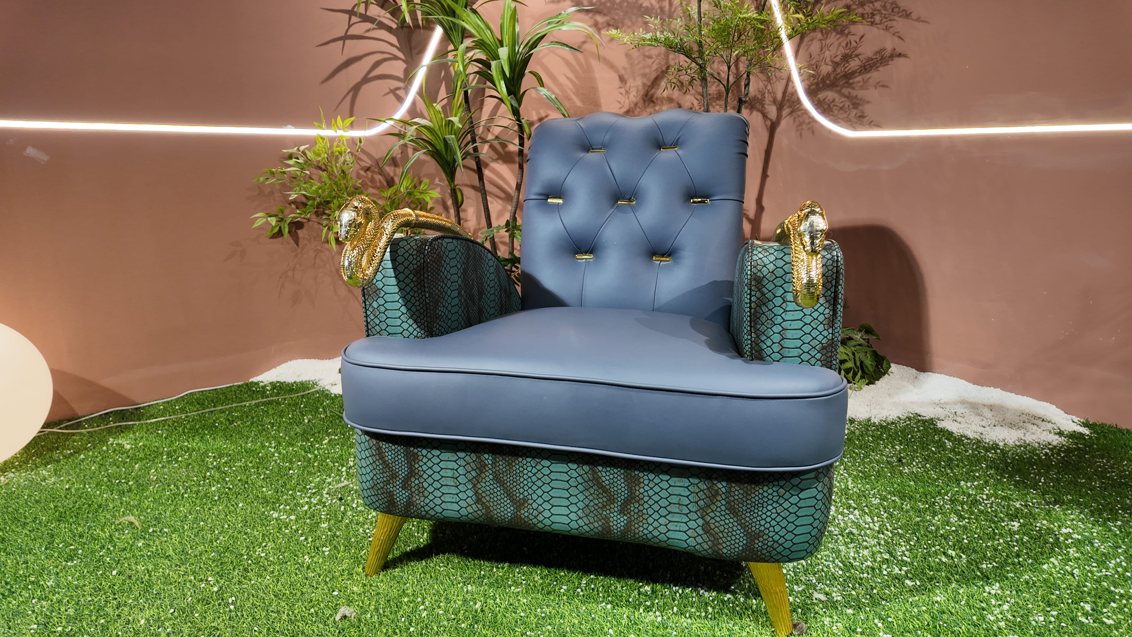 Fauteuil en cuir bleu paon et imprimé python – Serpent Royal