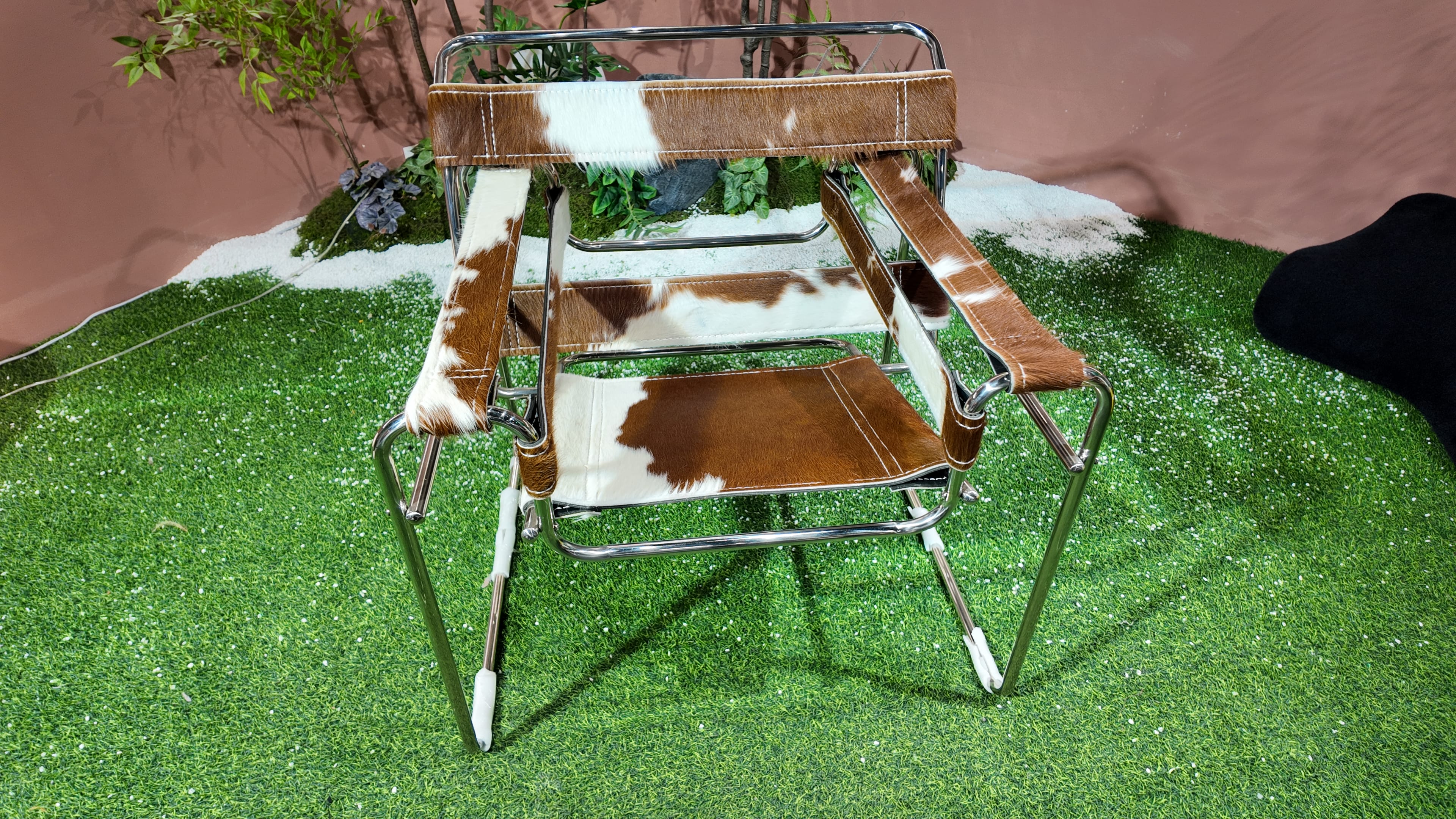 Fauteuil WASSILY en cuir de vache tacheté marron et blanc, structure chromée