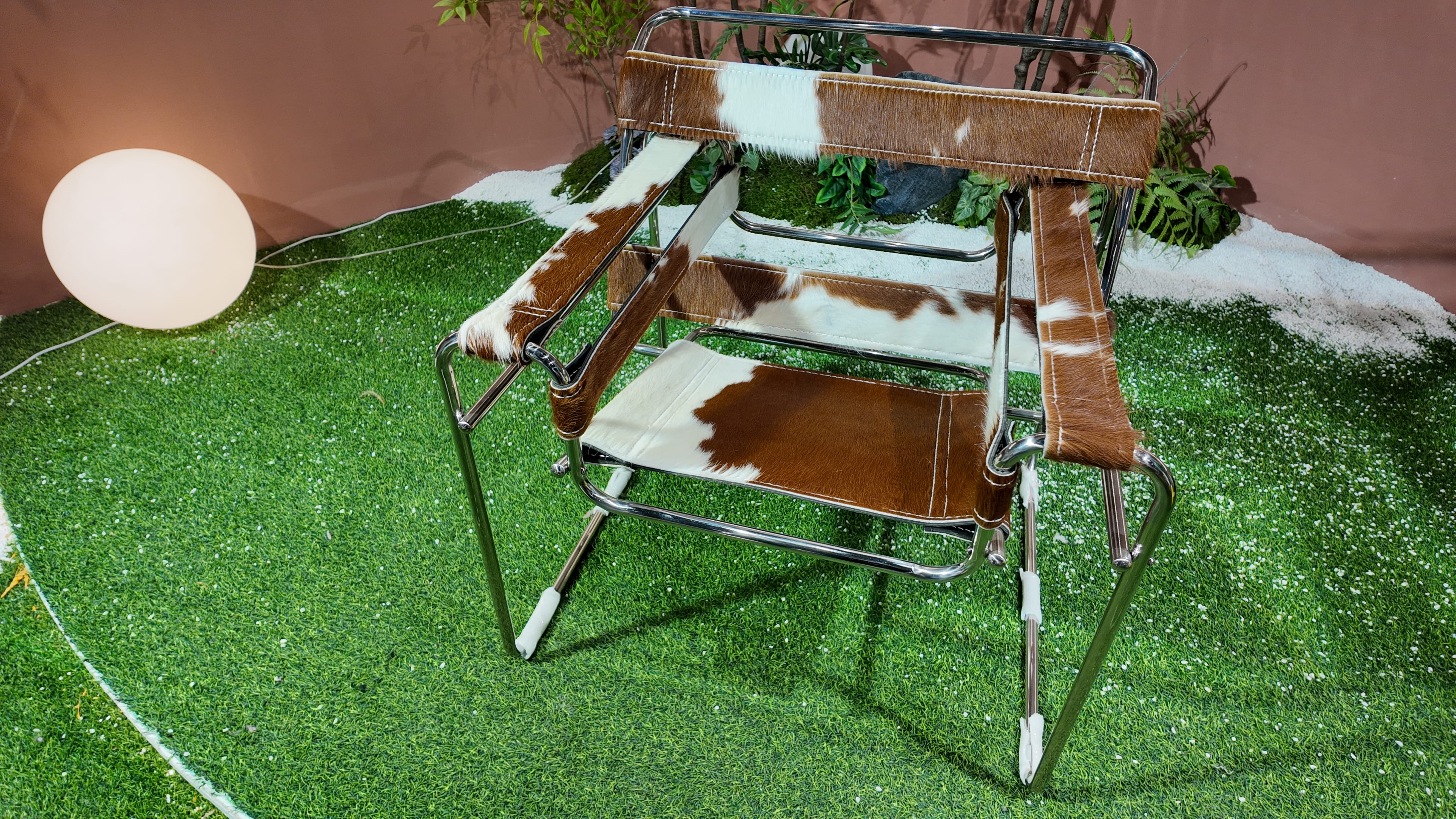 Fauteuil WASSILY en cuir de vache tacheté marron et blanc, structure chromée