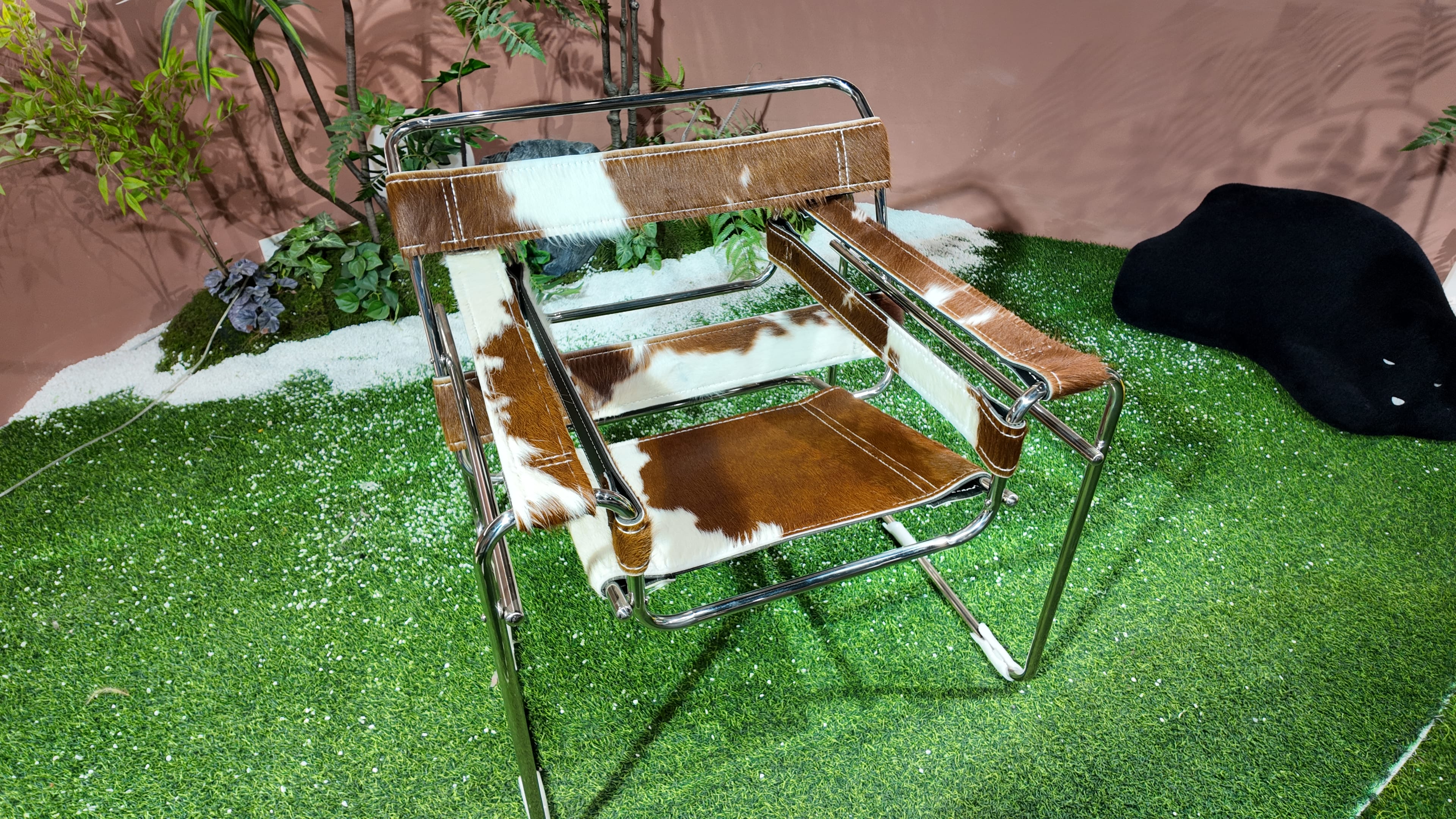 Fauteuil WASSILY en cuir de vache tacheté marron et blanc, structure chromée