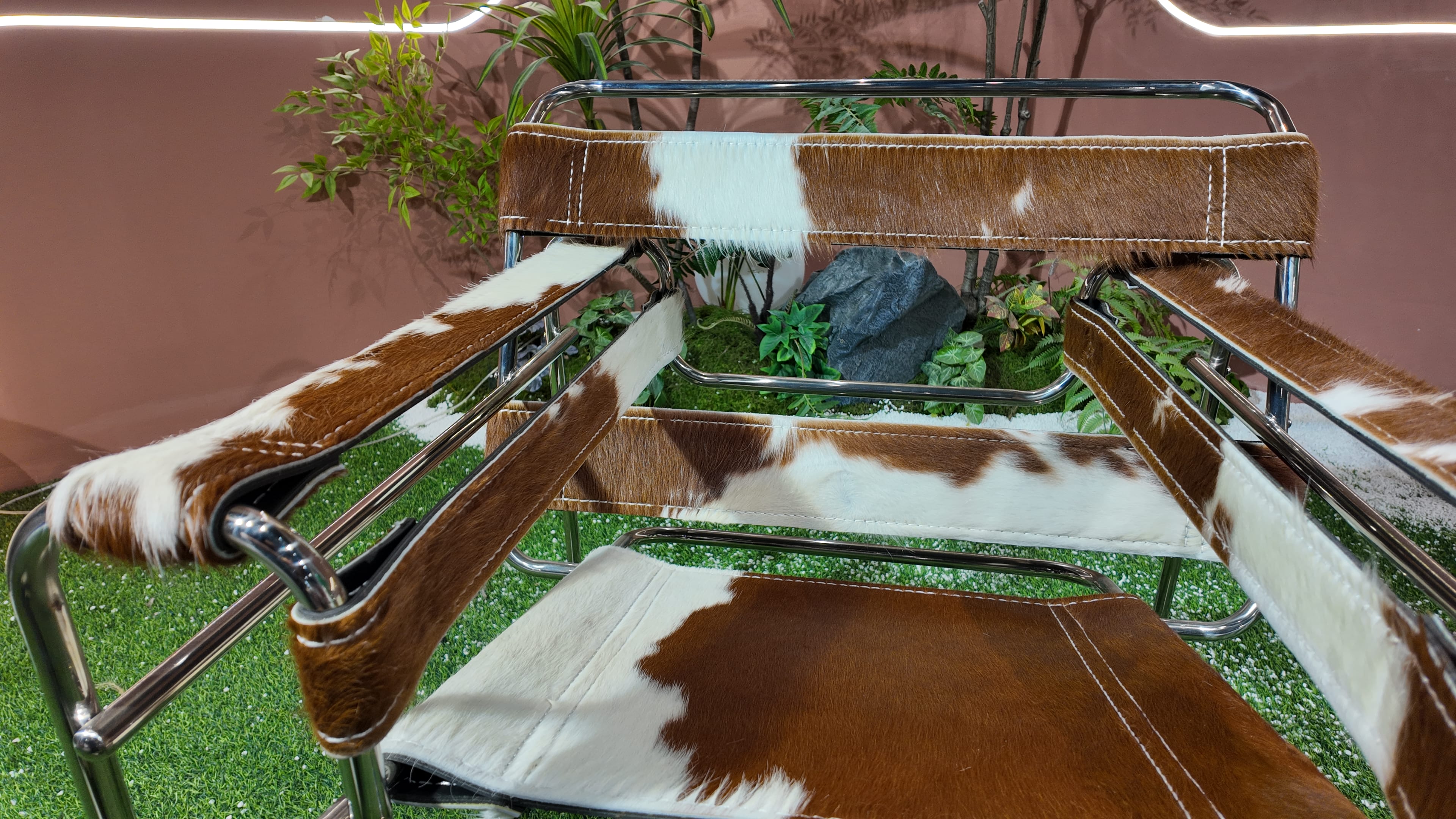 Fauteuil WASSILY en cuir de vache tacheté marron et blanc, structure chromée
