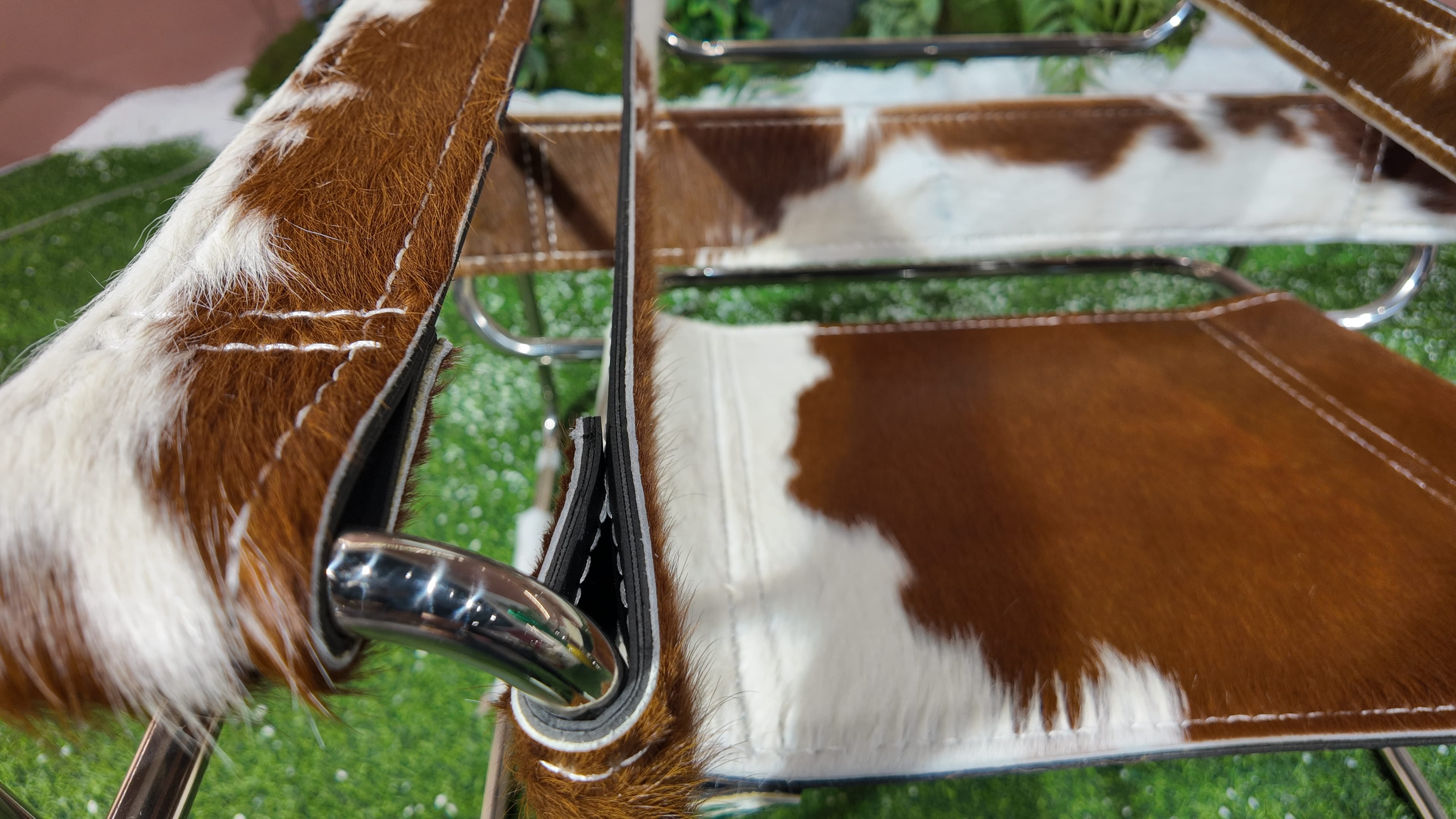 Fauteuil WASSILY en cuir de vache tacheté marron et blanc, structure chromée