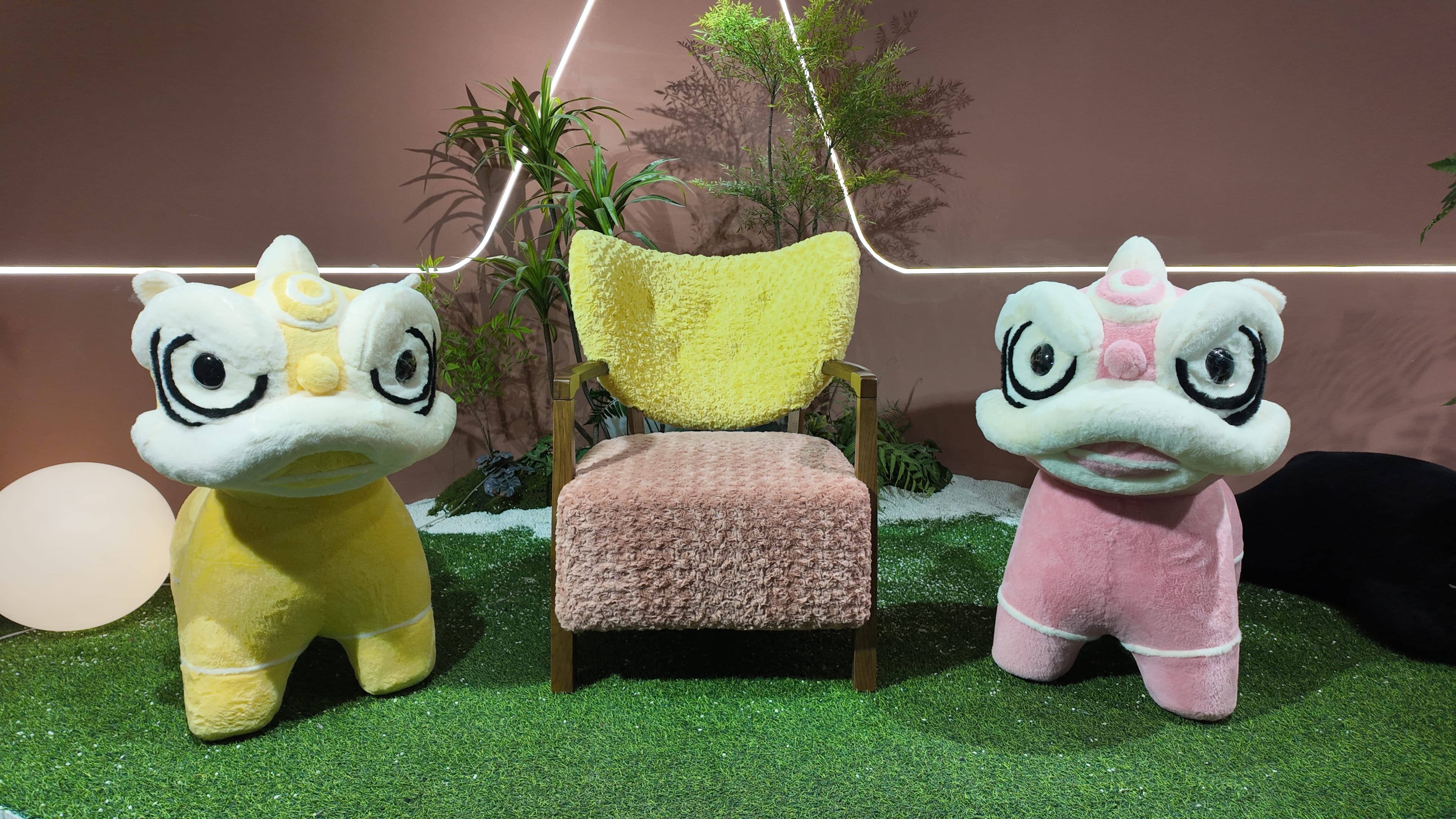 Fauteuil lounge en bouclette bicolore jaune et rose – Fleur de Nuit