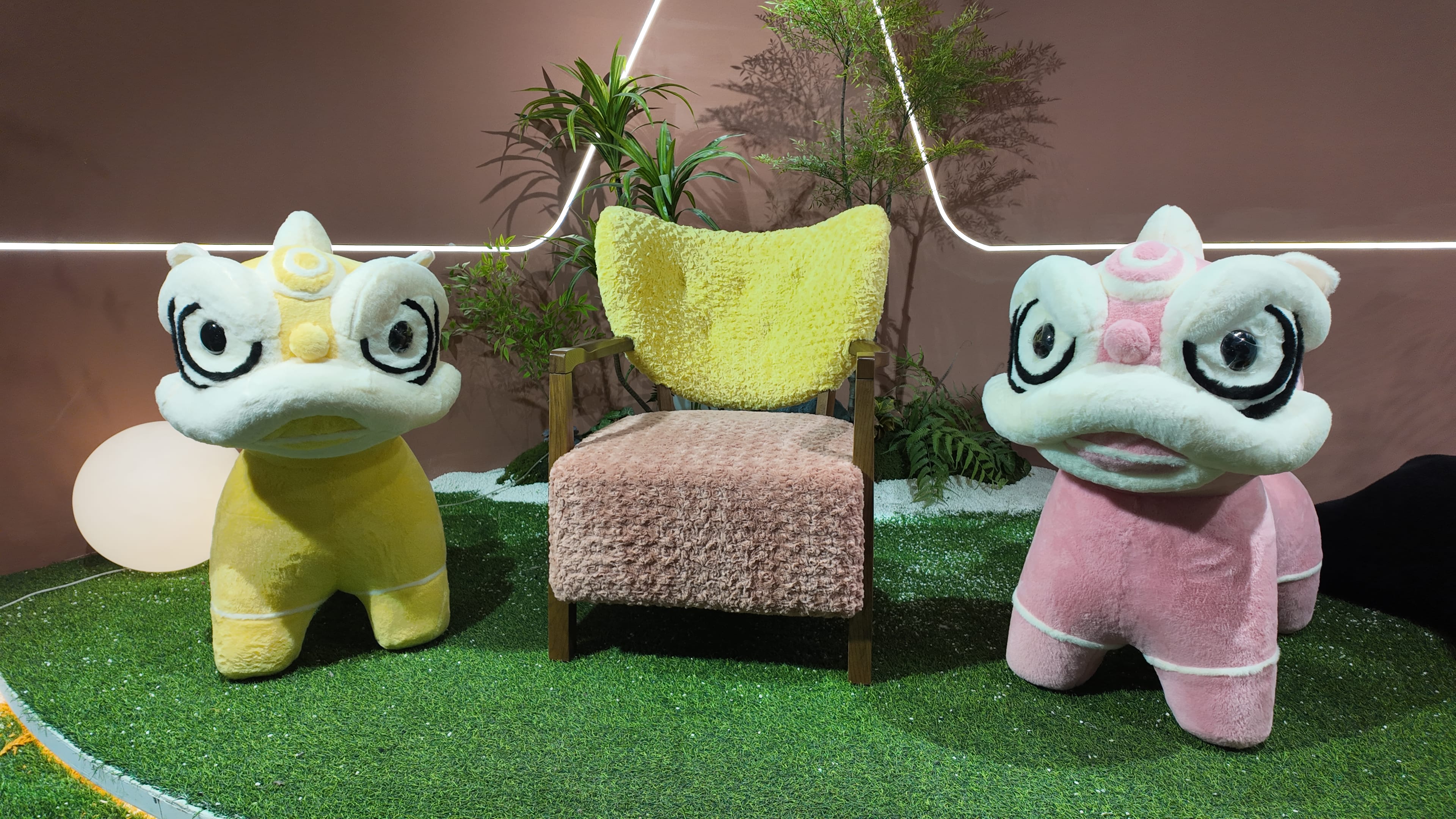 Fauteuil lounge en bouclette bicolore jaune et rose – Fleur de Nuit