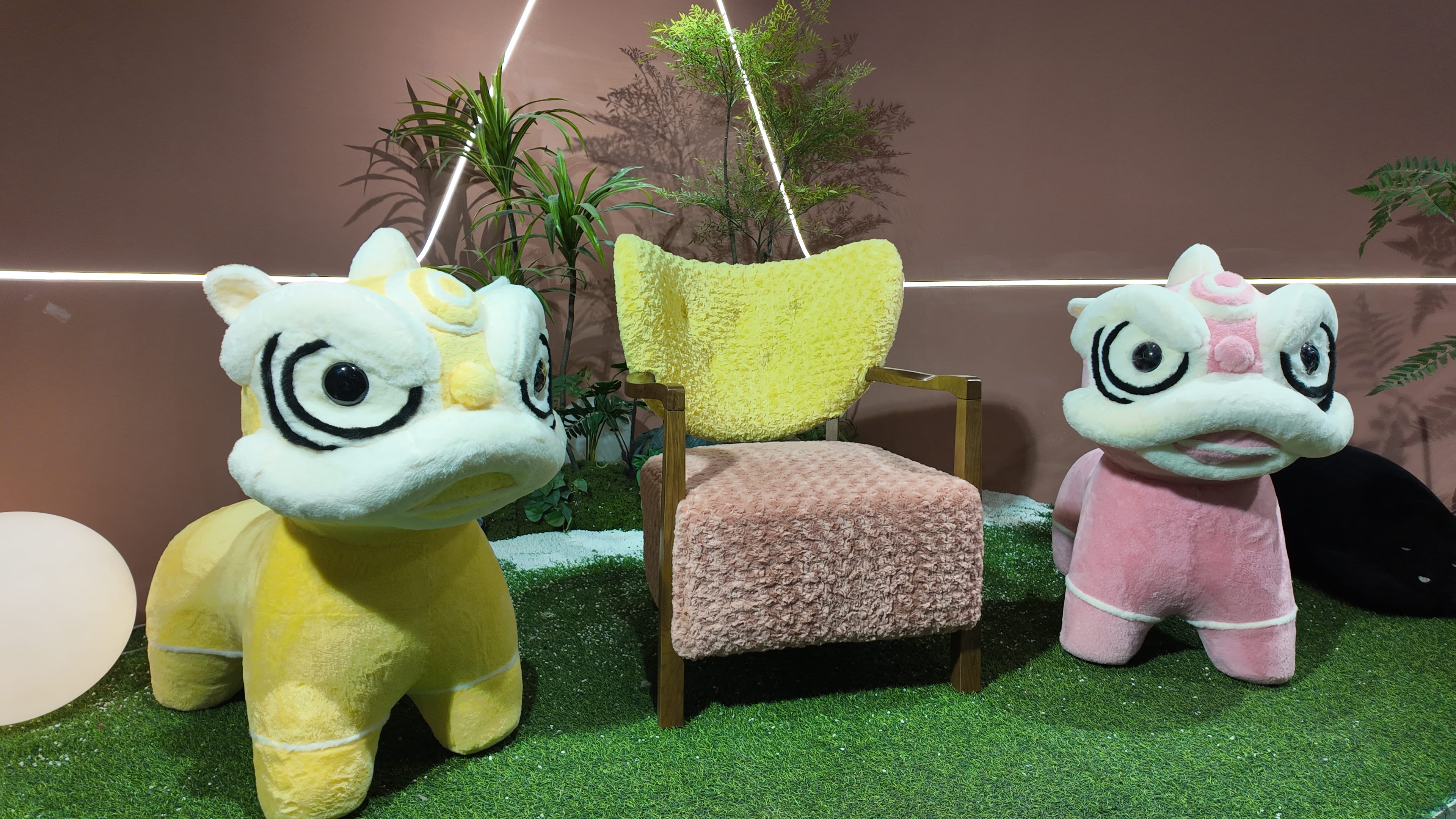 Fauteuil lounge en bouclette bicolore jaune et rose – Fleur de Nuit