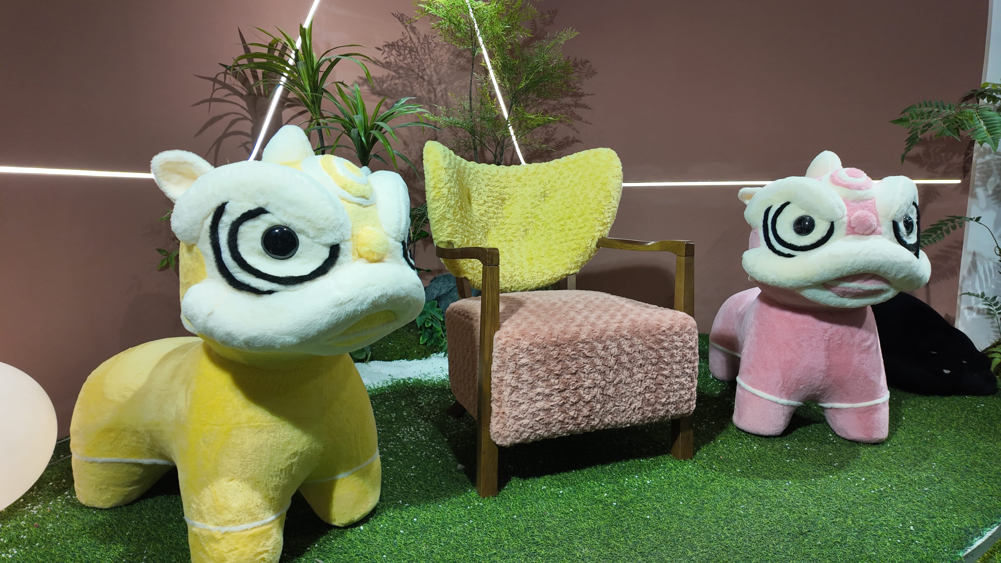 Fauteuil lounge en bouclette bicolore jaune et rose – Fleur de Nuit