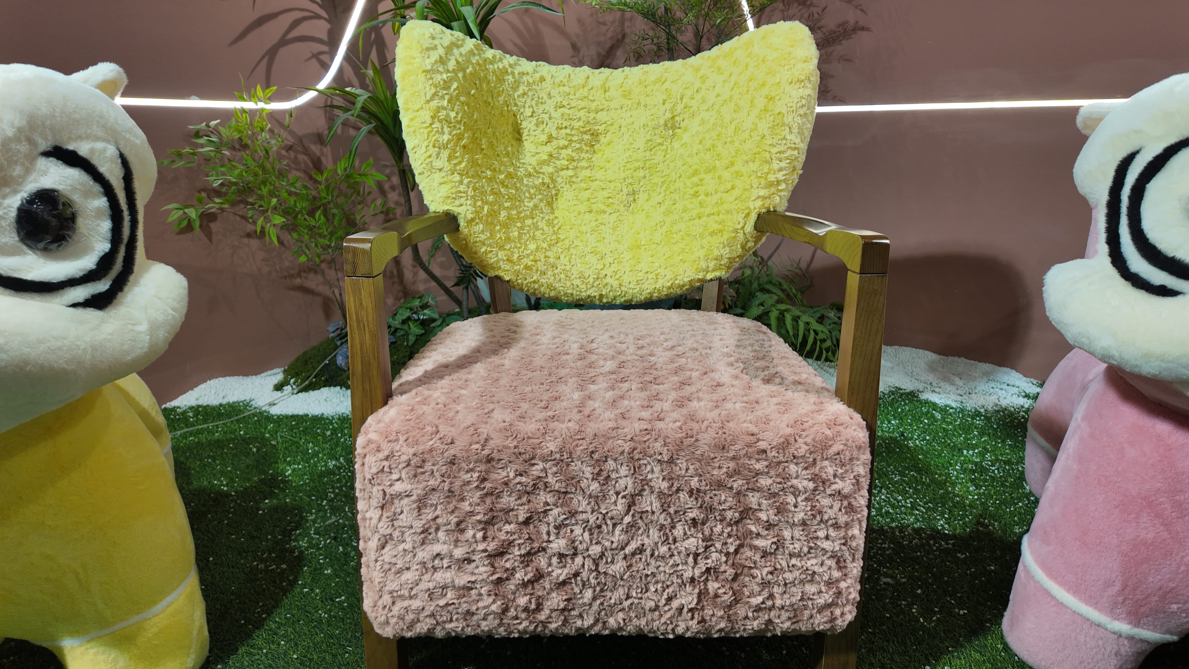 Fauteuil lounge en bouclette bicolore jaune et rose – Fleur de Nuit