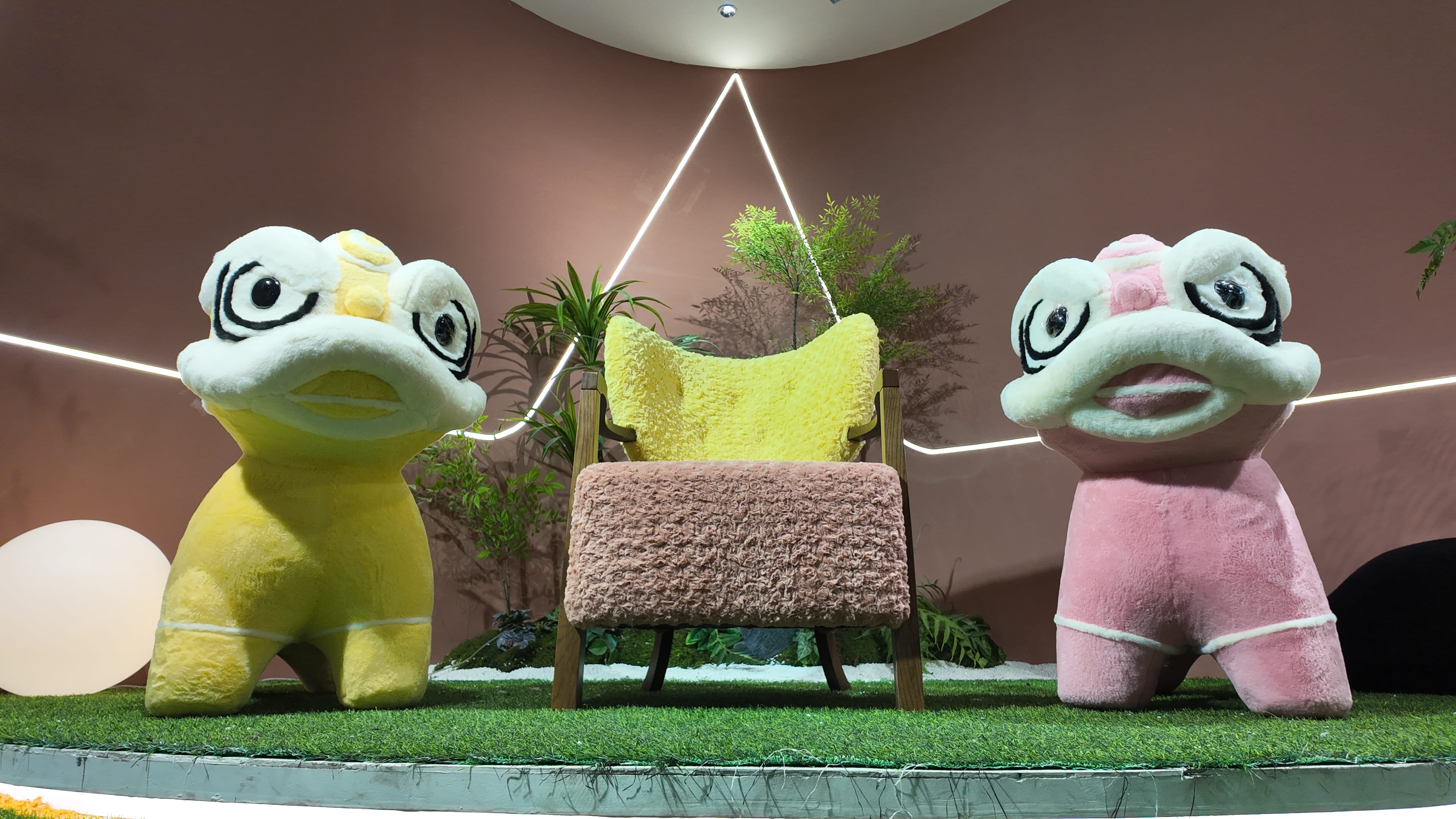 Fauteuil lounge en bouclette bicolore jaune et rose – Fleur de Nuit