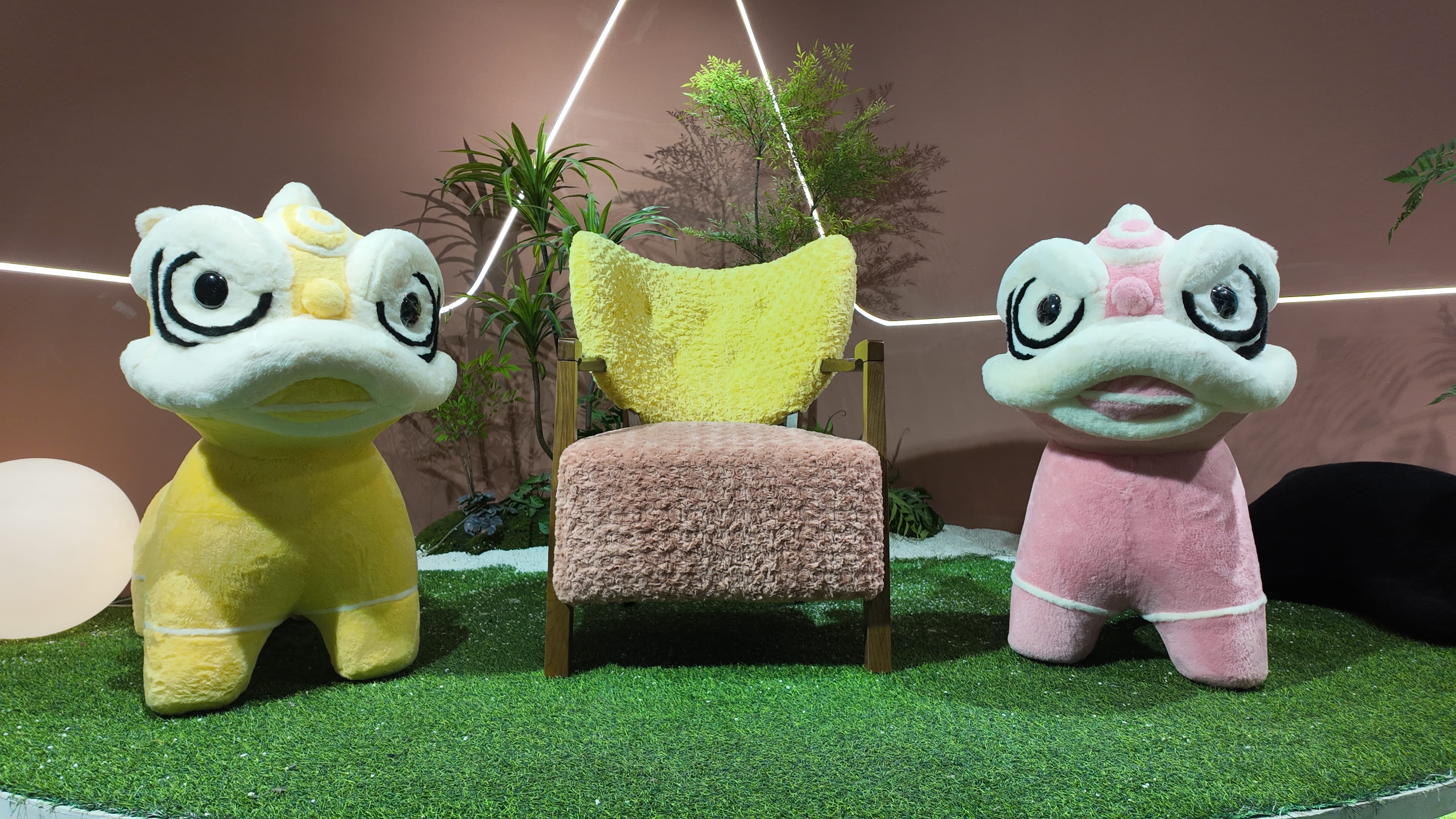 Fauteuil lounge en bouclette bicolore jaune et rose – Fleur de Nuit