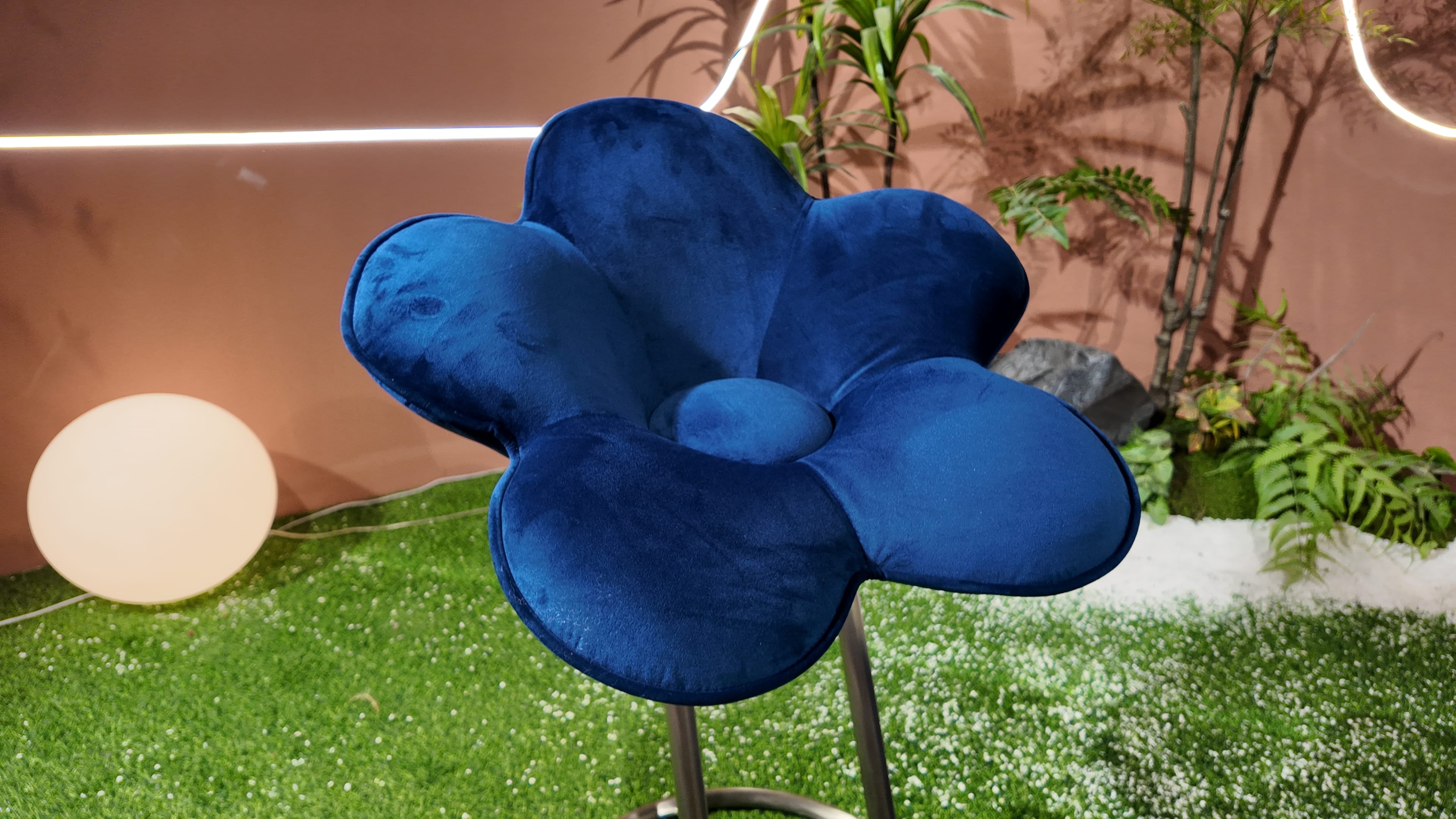 Tabouret de bar en velours bleu nuit forme fleur – Fleur de Nuit