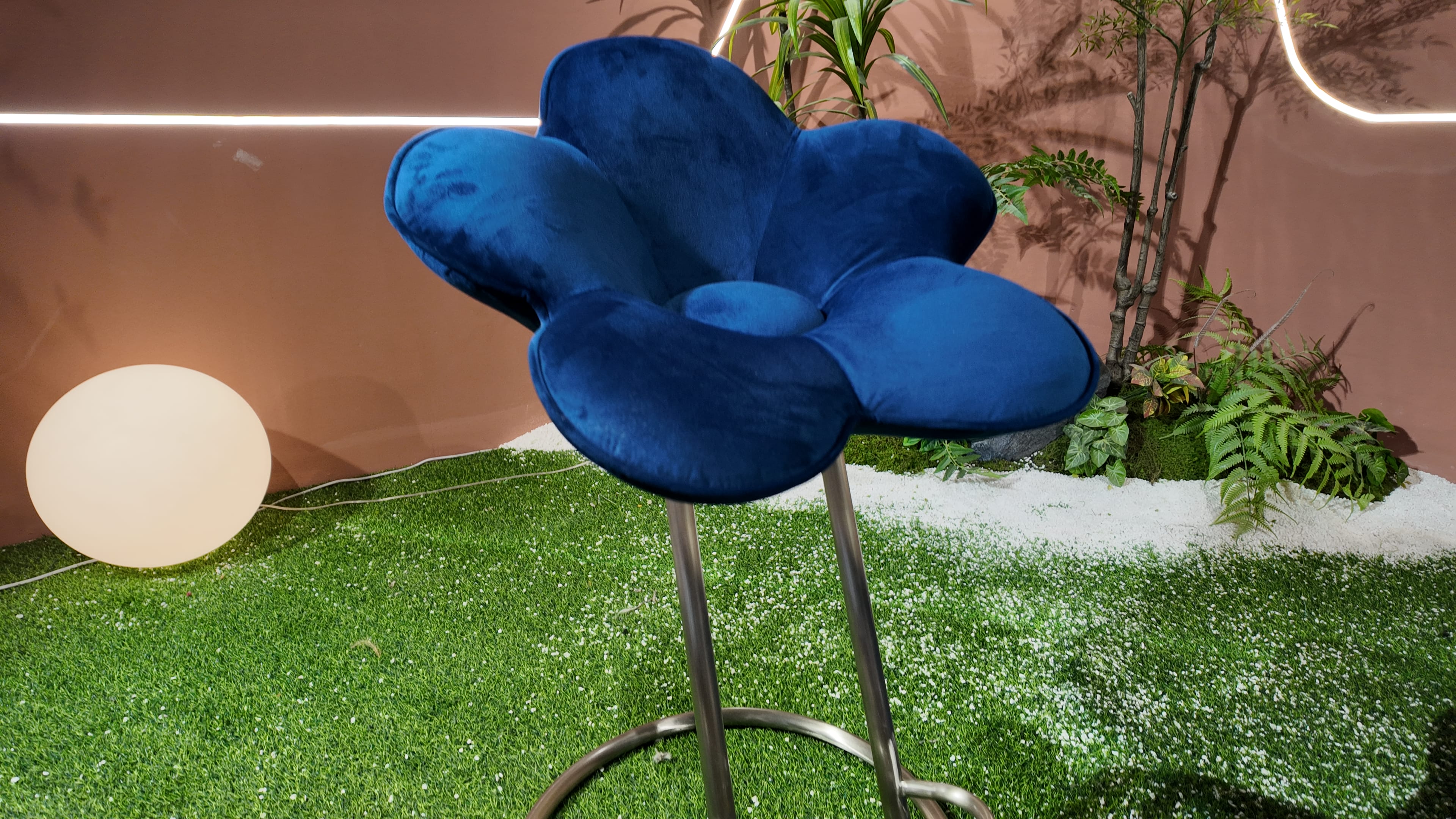 Tabouret de bar en velours bleu nuit forme fleur – Fleur de Nuit