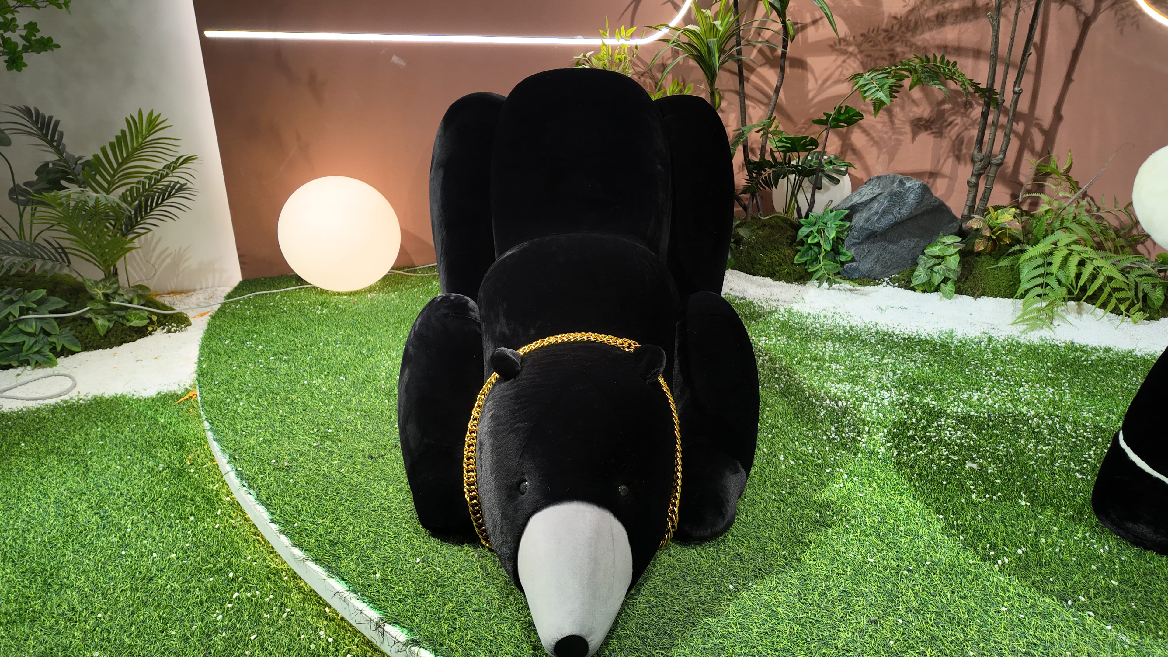 Fauteuil pouf zoomorphe en velours noir forme d'ours – Fleur de Nuit