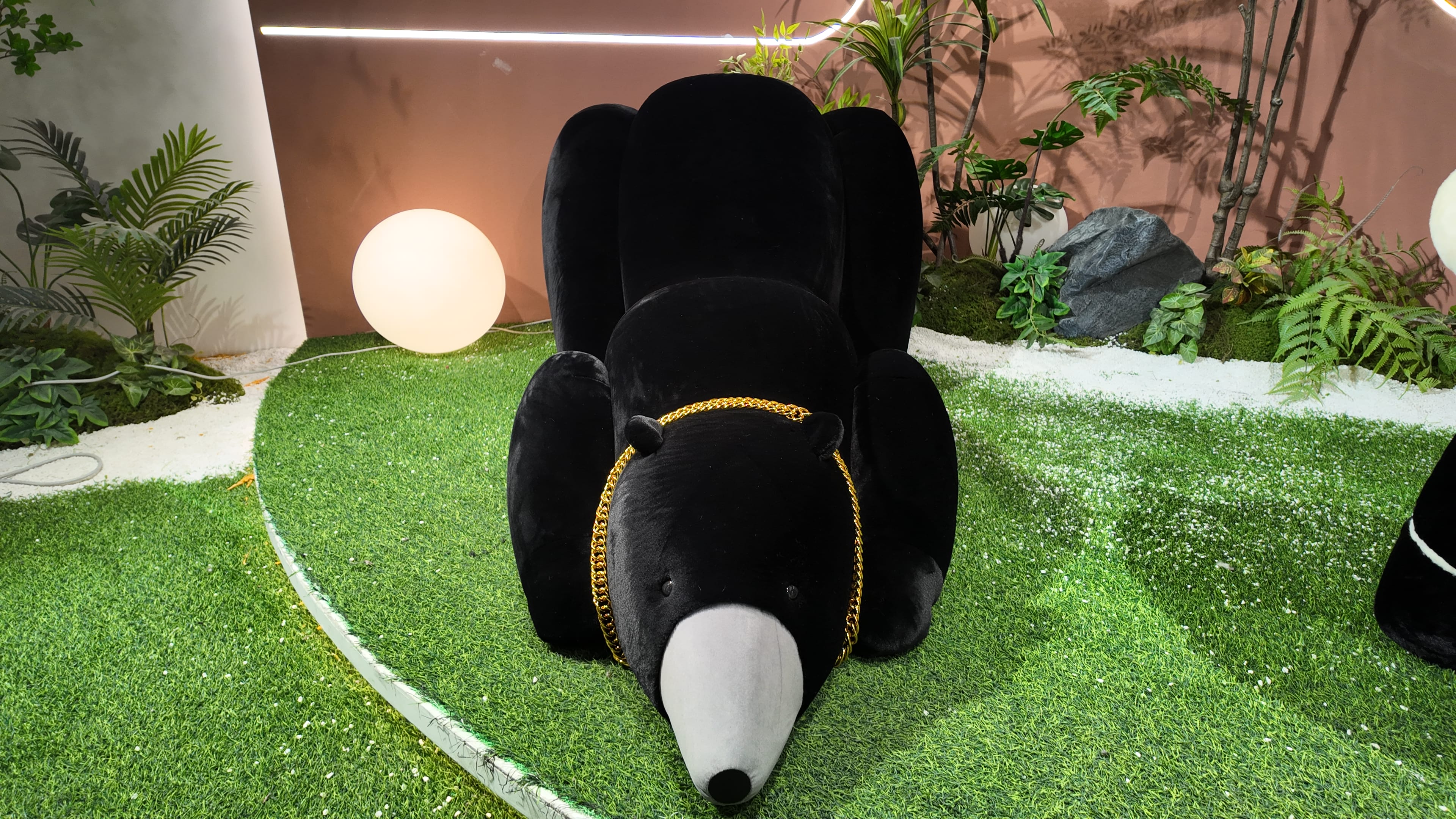 Fauteuil pouf zoomorphe en velours noir forme d'ours – Fleur de Nuit