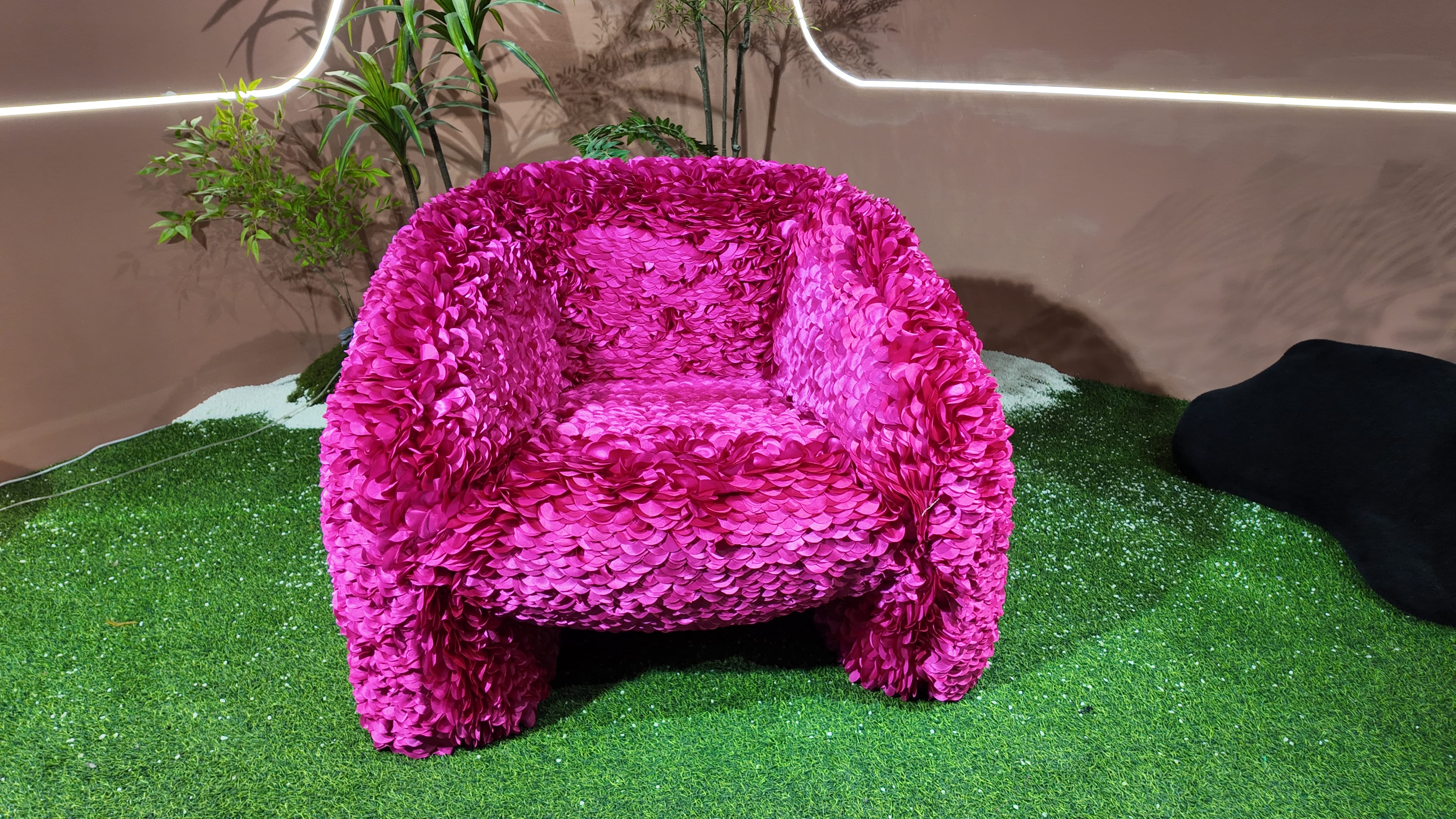 Fauteuil design en pétales de tissu satiné fuchsia – Pétale Royal