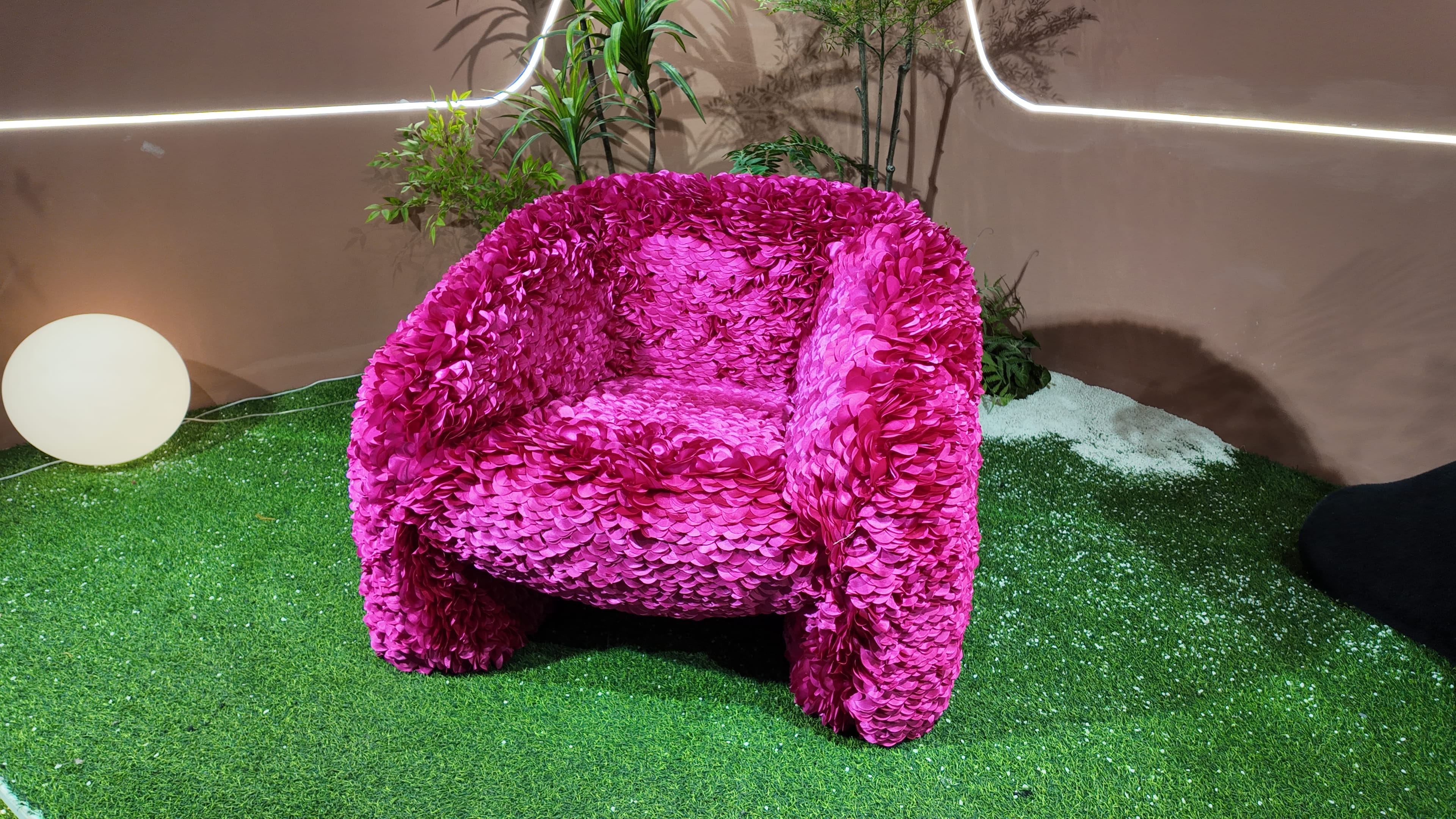 Fauteuil design en pétales de tissu satiné fuchsia – Pétale Royal